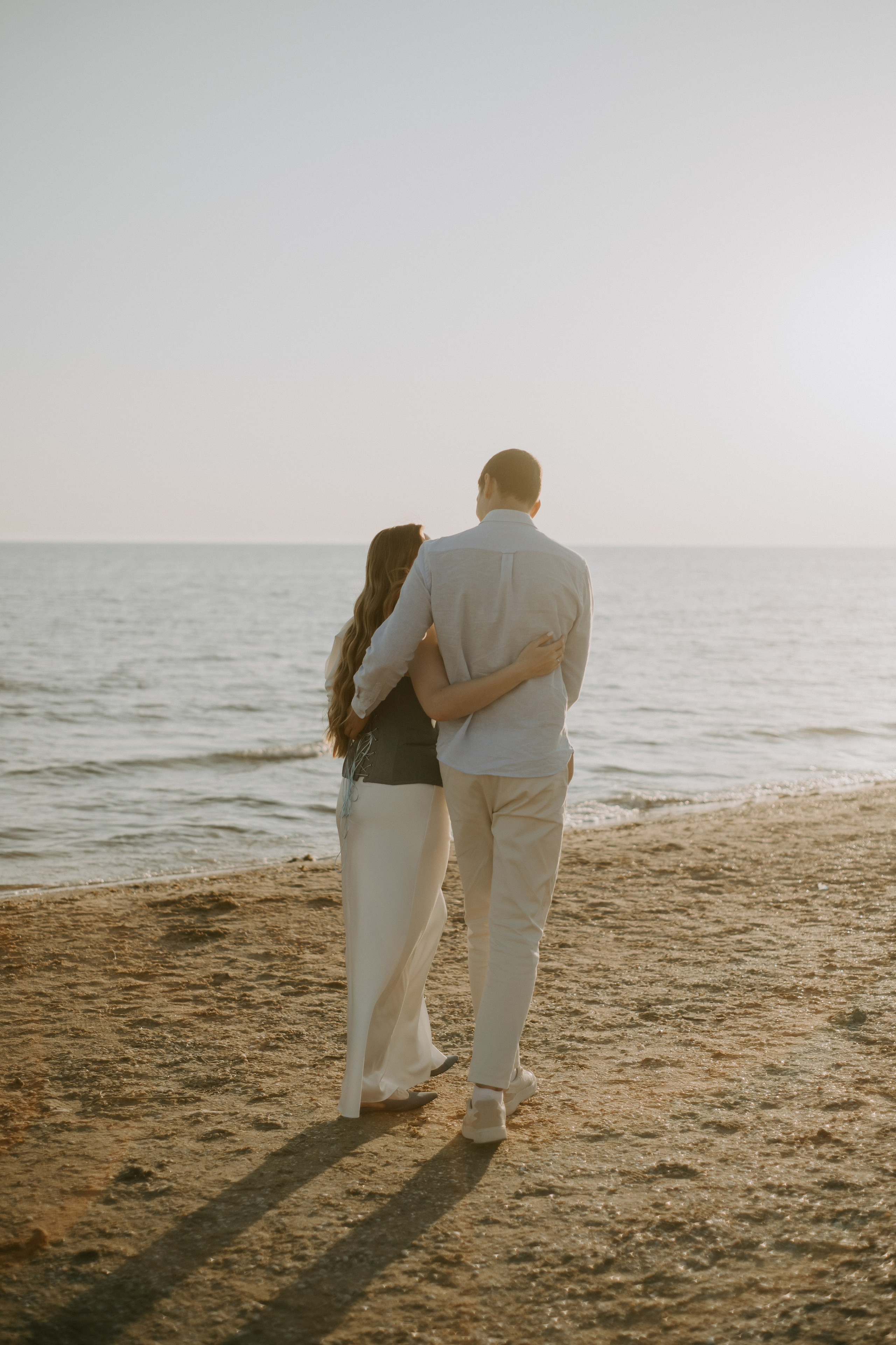 Свадебная фотография молодоженов на фоне побережья Анапы: романтический момент у моря