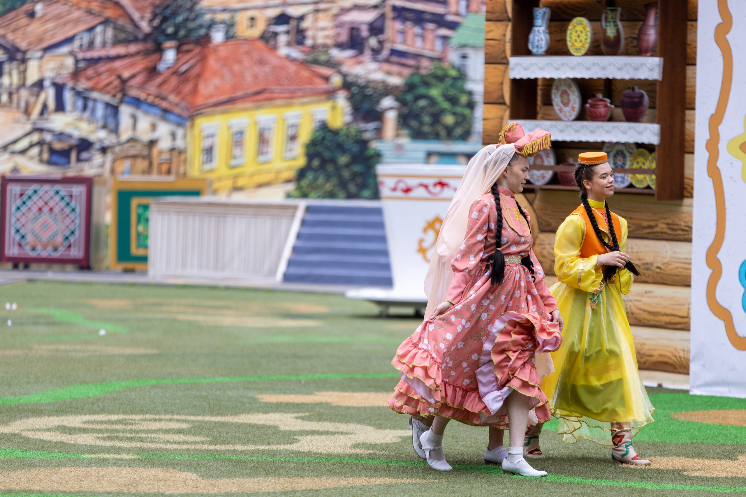 Мирный | праздник. Showbiz | Fashion | Reportage