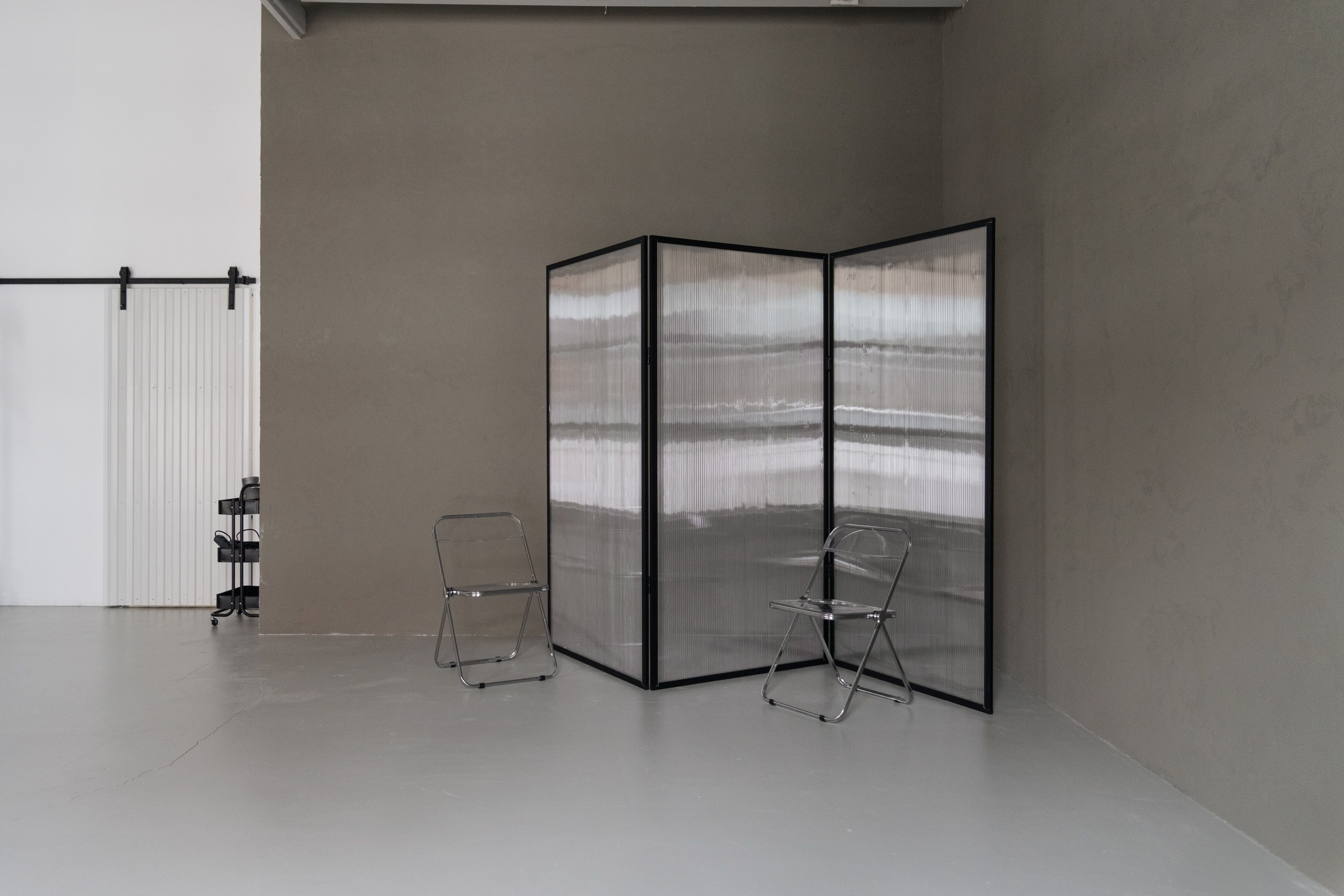 Зал Ньютон в фотостудии CIRCLE 2.0 в Сургуте. Профессиональный интерьер для фотосессий, оборудованный современной техникой и декорациями. Фотограф Анна Старцева проводит творческие съемки высокого уровня. Подходит для портретной фотографии, семейных фотосессий и коммерческих проектов. Уникальная атмосфера зала обеспечивает выразительные кадры с идеальным светом и композицией. Идеальное пространство для реализации творческих идей и вдохновения.