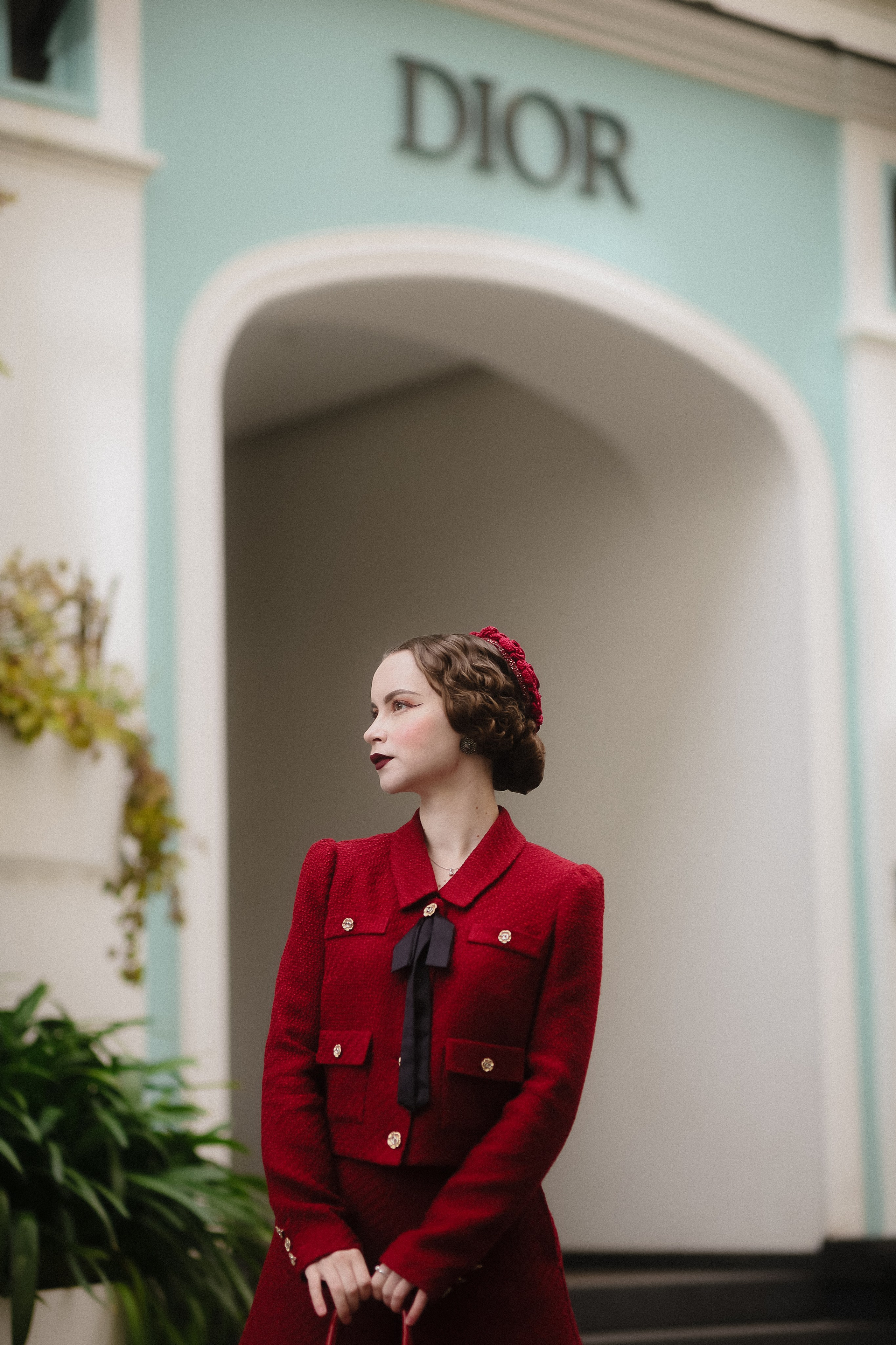 <img src="IZ0A0352.jpg" alt="Красивая девушка в ретро образе в красном костюме и красной шляпкой позирует на фоне модного магазина">