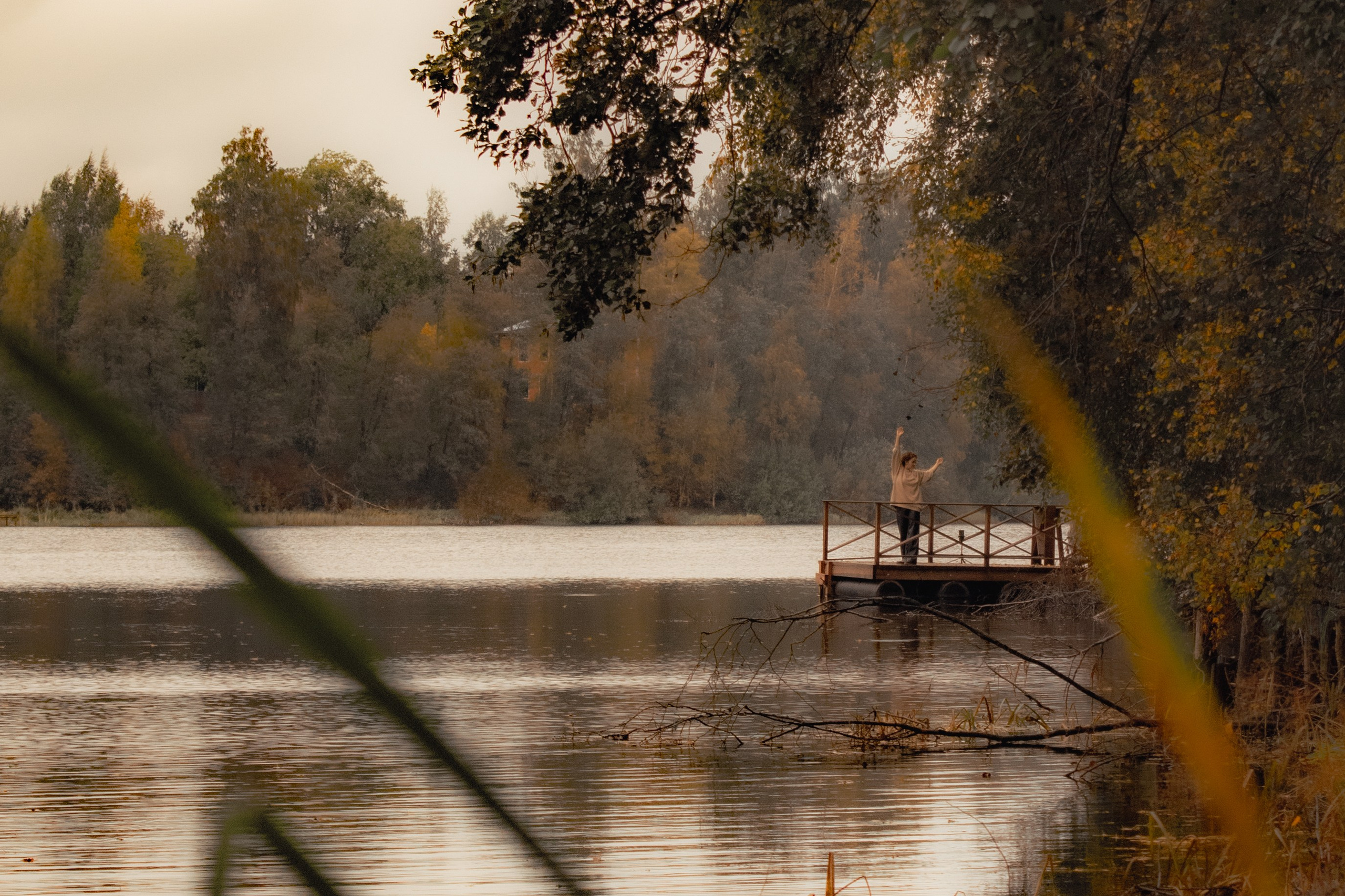 Образ девушки на причале у озера