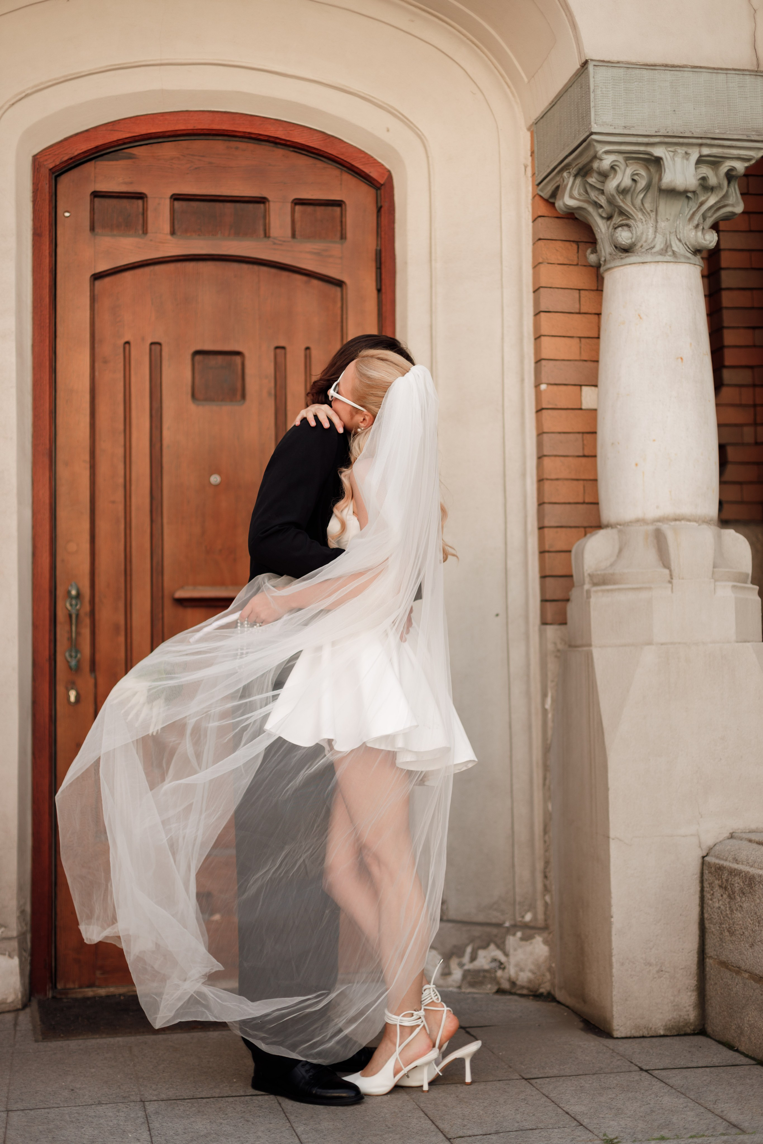 Свадебная фотосессия с автомобилем в центре Москвы, фотограф свадьбам Москва