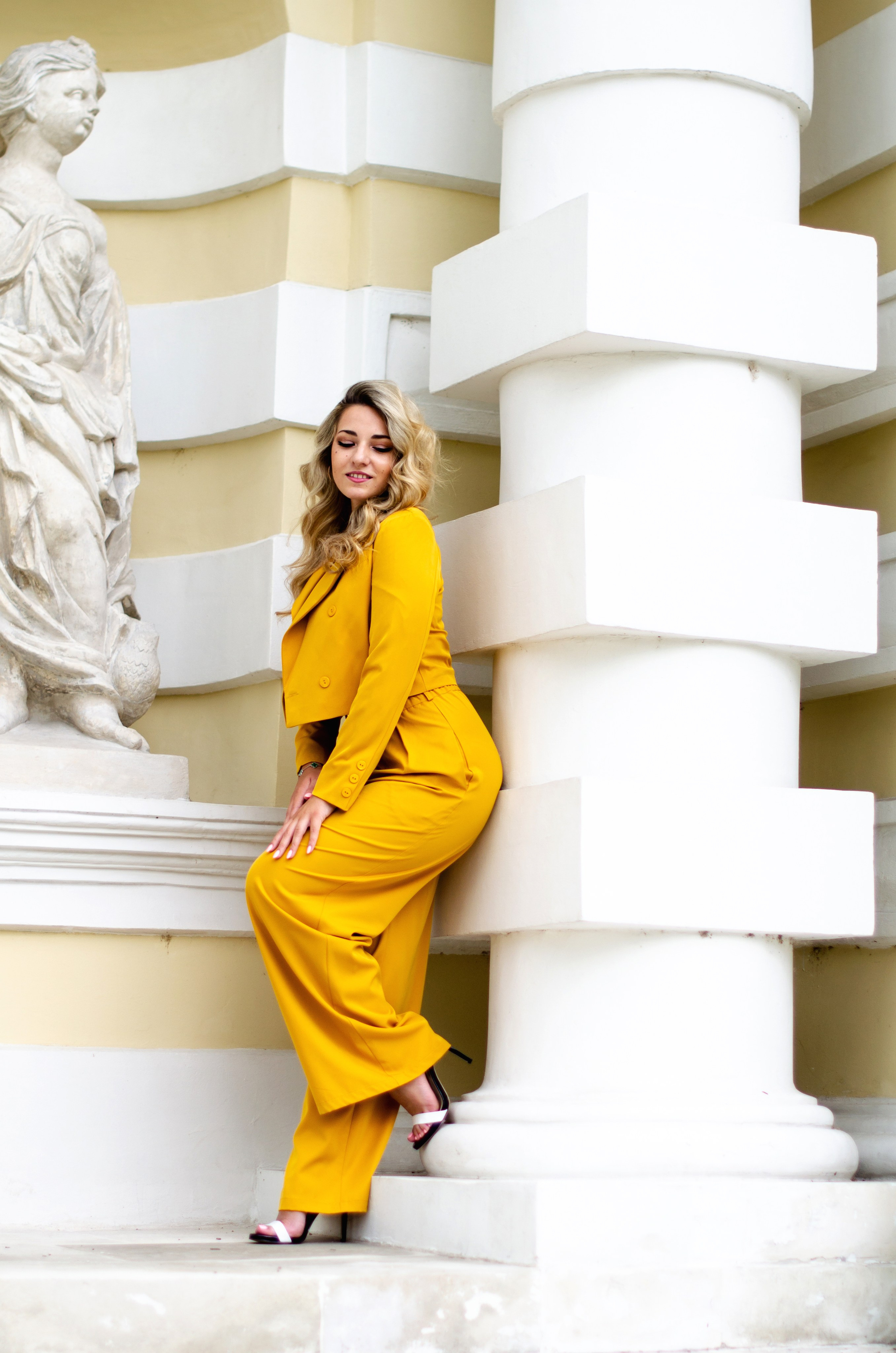 Park, woman in yellow, nature. Family, portrait, content photo in Costa Rica Evgeniya Besprozvannykh