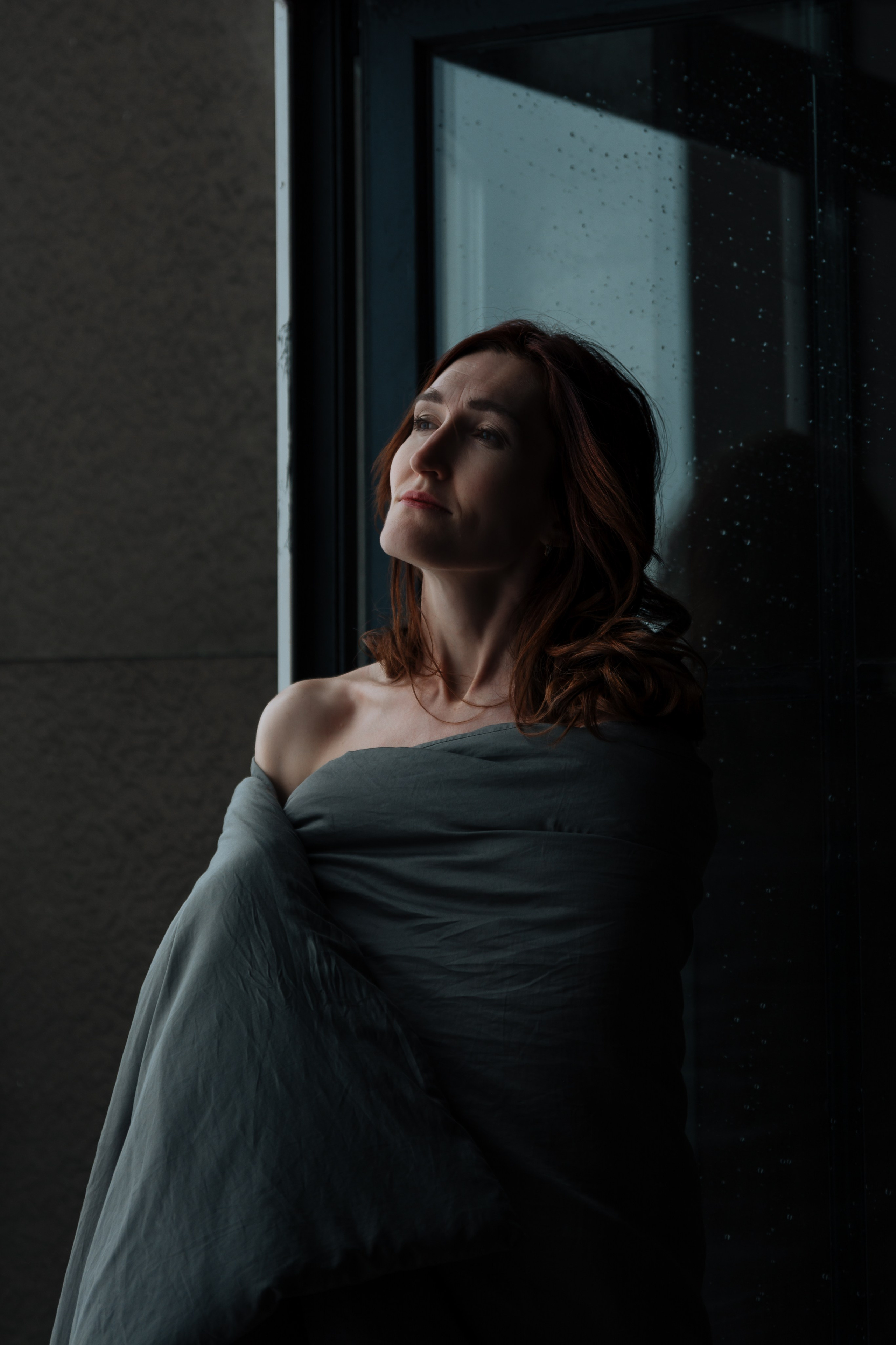 Шелковистые пряди ее распущенных волос рассыпались по плечам, создавая воздушный ореол вокруг лица. Одеяло соблазнительно сползло, обнажая гладкую кожу ключиц и изгиб шеи.