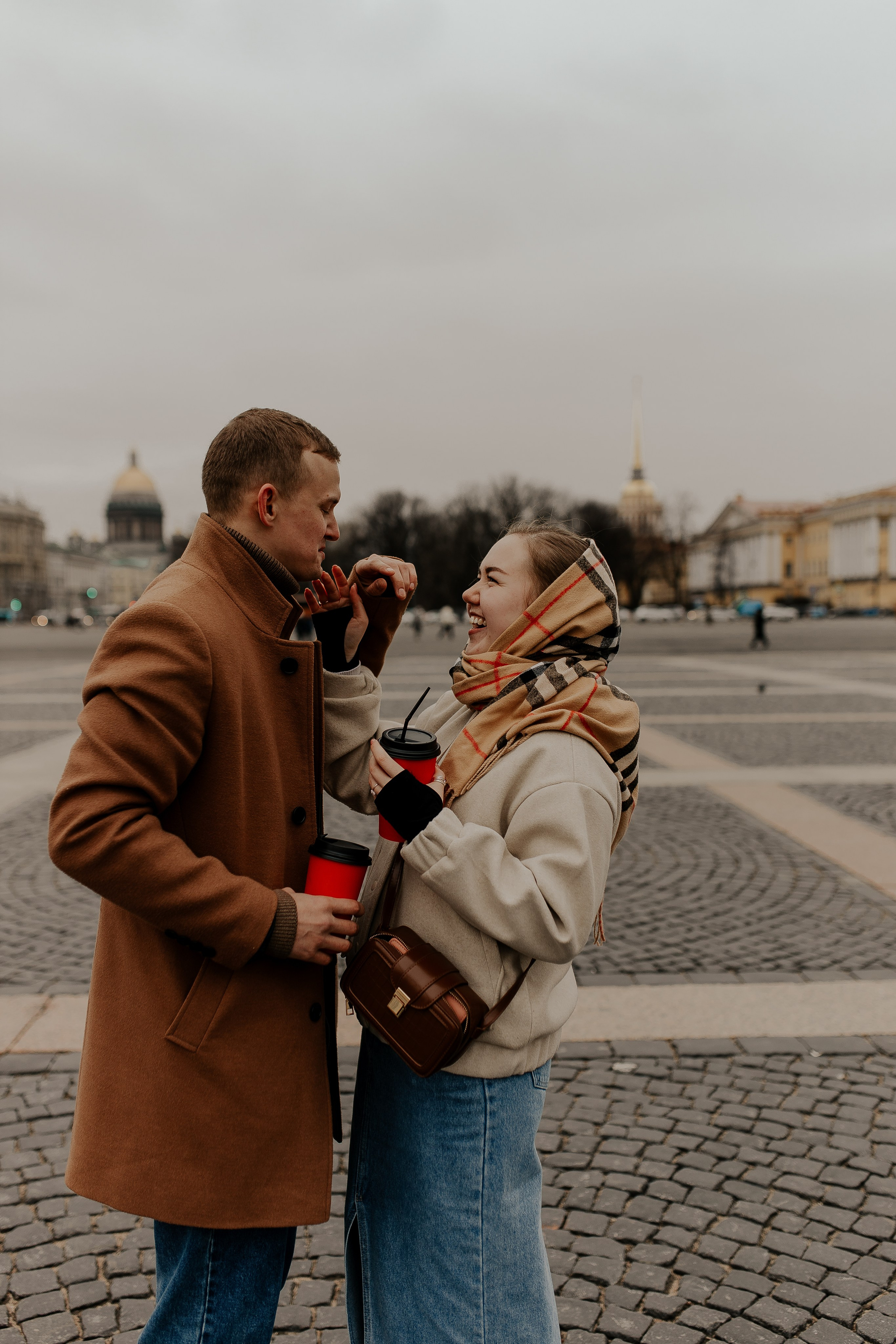 Пара гуляет по Петербургу. Фотограф в Санкт-Петербурге Лиза Семченкова
