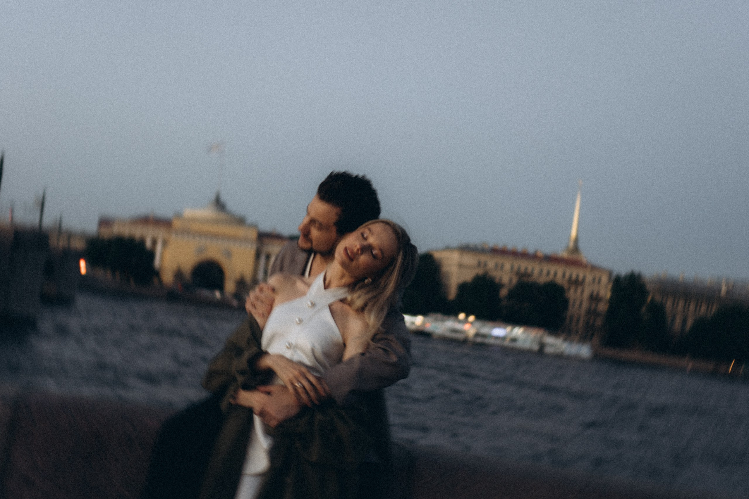 СВАДЕБНАЯ СЬЕМКА ПАРЫ НА РАССВЕТЕ В БЕЛЫЕ НОЧИ И ПРОГУЛКА С РАЗВОДНЫМИ МОСТАМИ И ПИКНИК ВОЗЛЕ ИСАКИЕВСКОГО СОБОРА. Профессиональный фотограф, Санкт-Петербург — Виктория Богомолова
