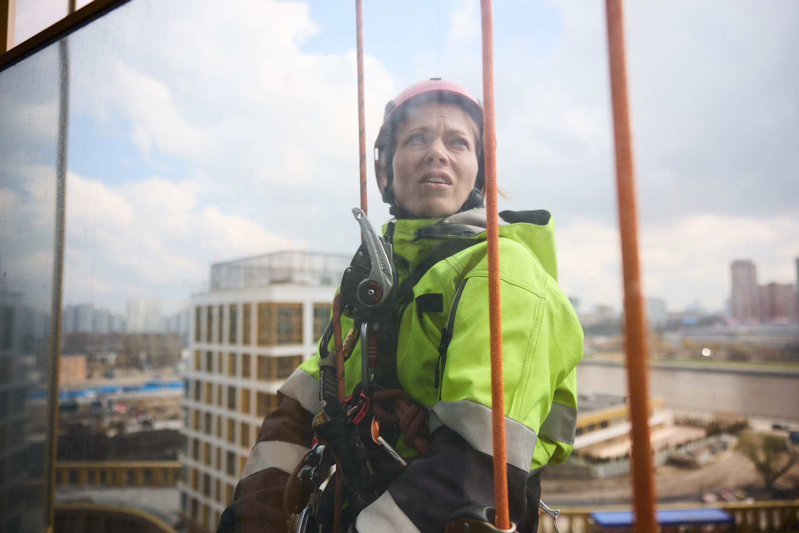 Команда промышленных альпинистов за работой. Андрей Дунин | Предметная, портретная и интерьерная съёмка