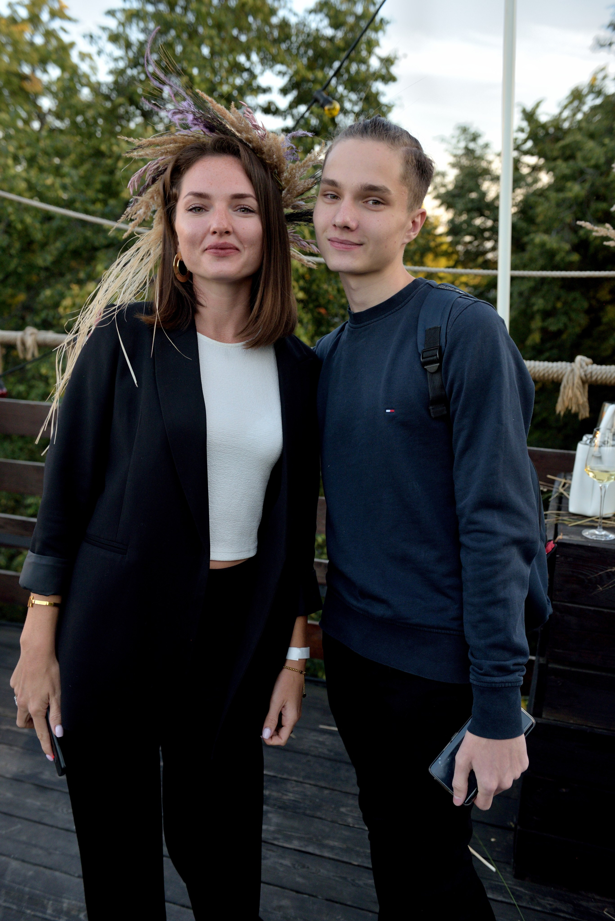 "Красивая парочка позирует на корпоративном мероприятии".