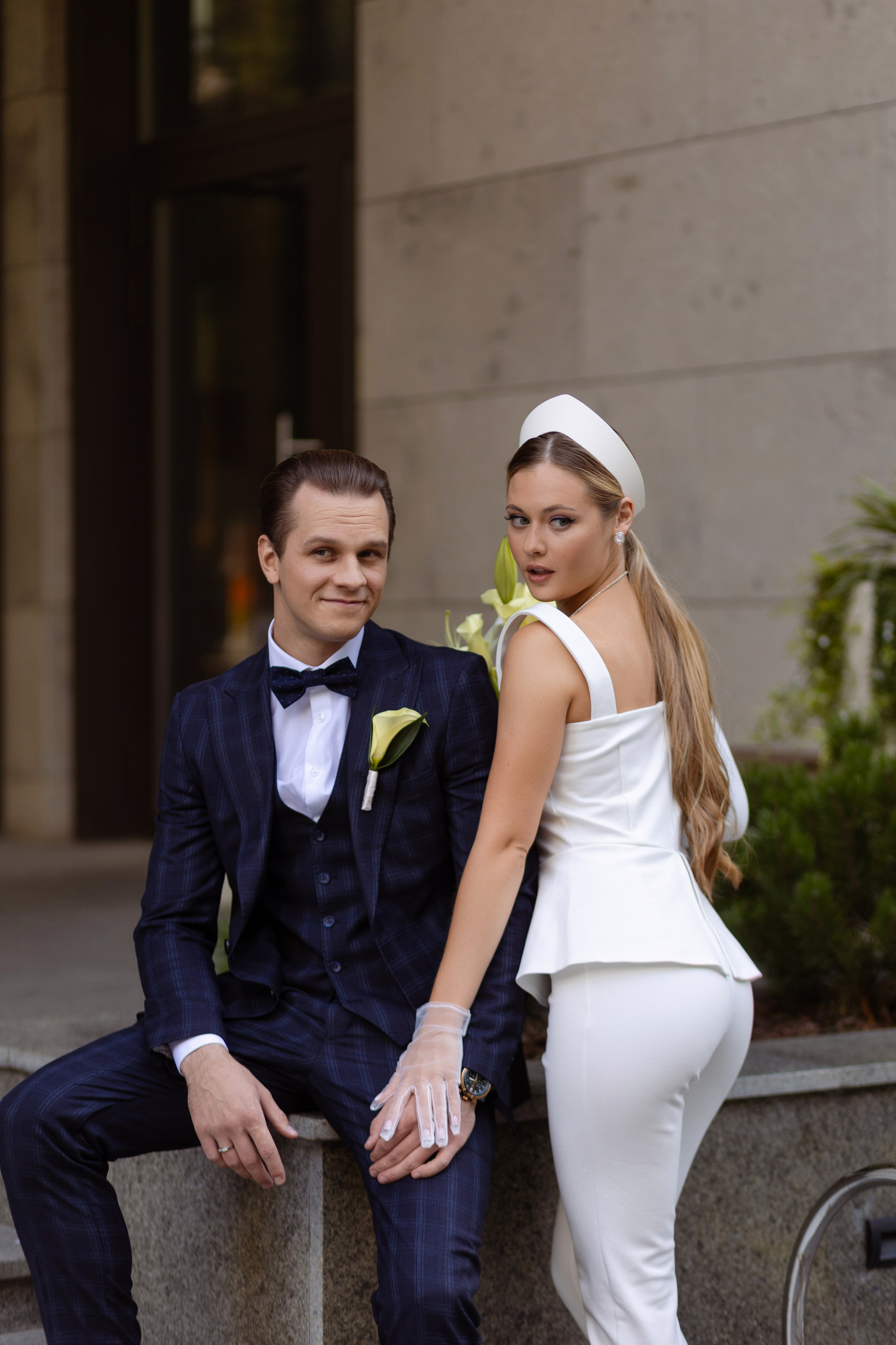 Молодожены с улыбками смотрят в объектив