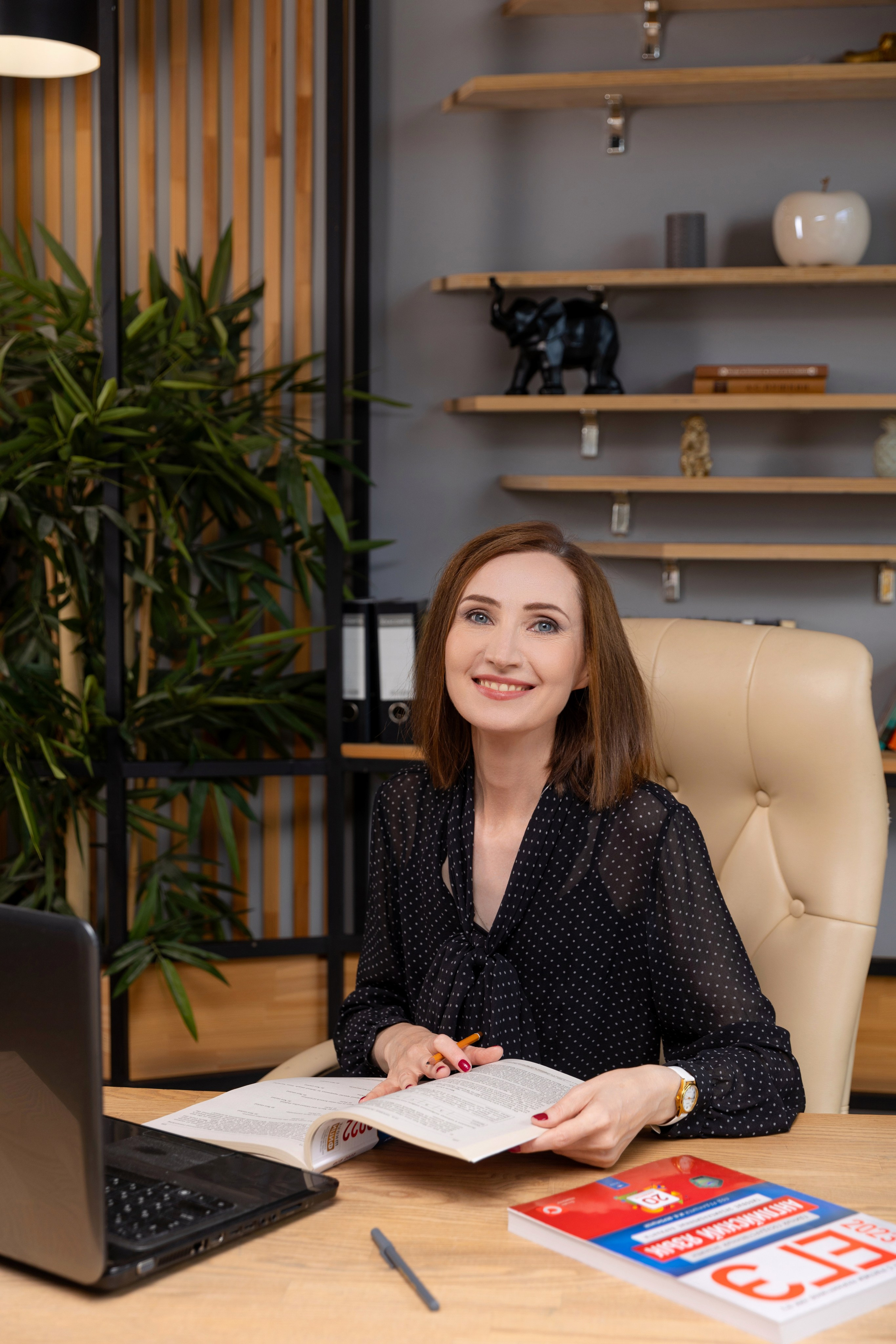 Девушка в офисе листает журнал