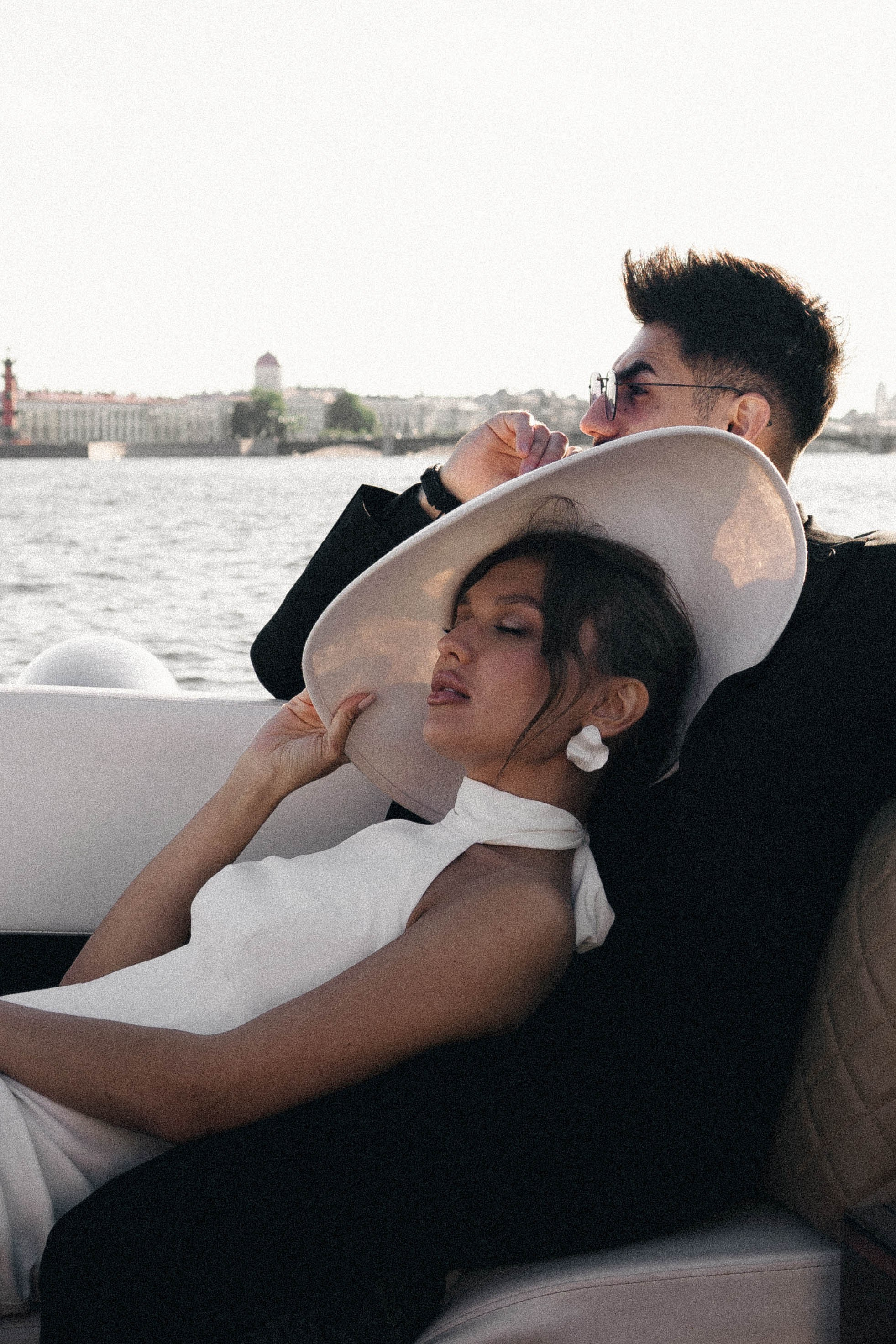 СВАДЕНБНАЯ СЬЕМКА НА КАТЕРЕ ПО КАНАЛАМ САНКТ-ПЕТЕРБУРГА И В АКВАТОРИИ НЕВЫ. Профессиональный фотограф, Санкт-Петербург — Виктория Богомолова