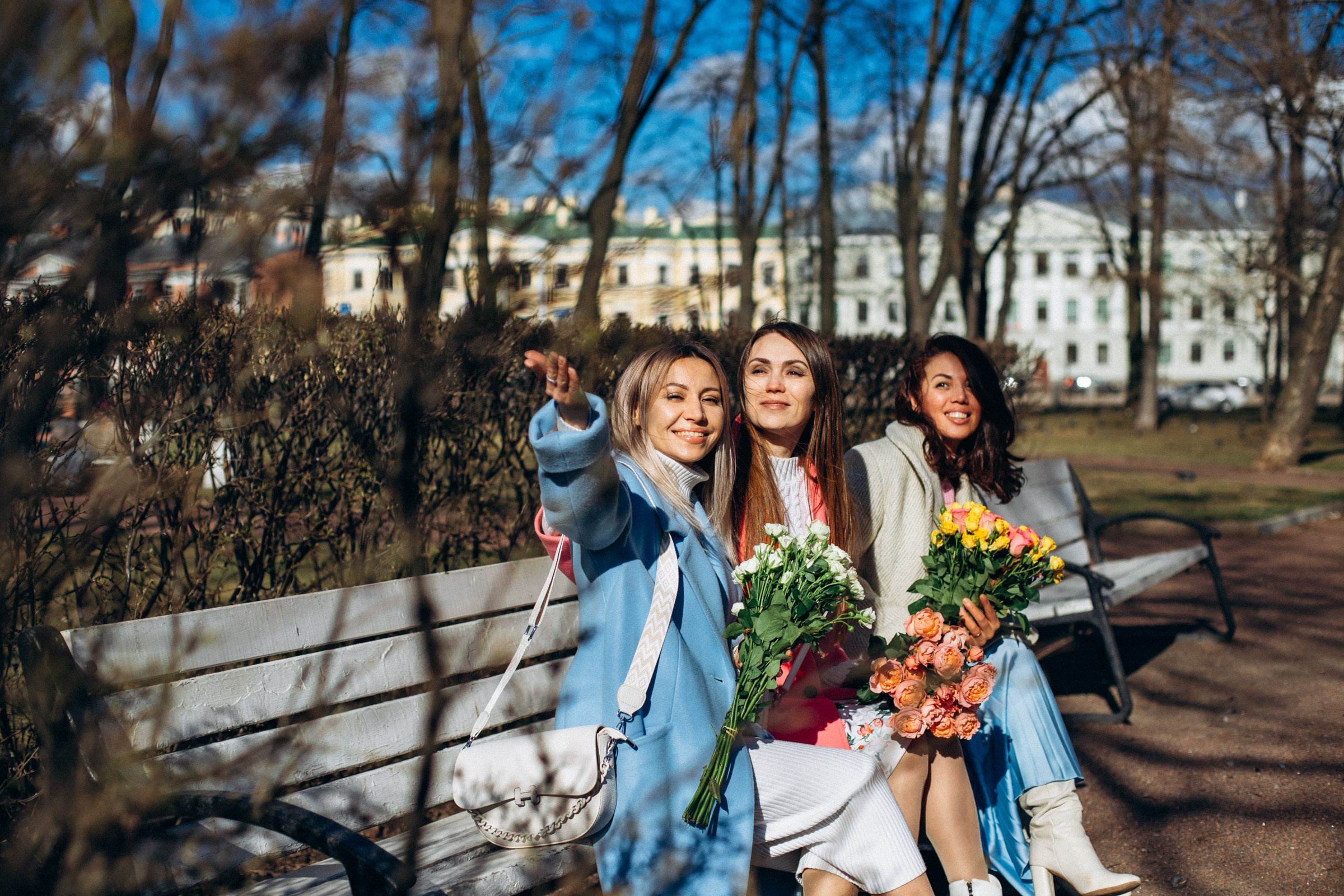Анастасия с подругами в апреле. Фотопрогулка в Петербурге. Индивидуальный и семейный фотограф в Санкт-Петербурге