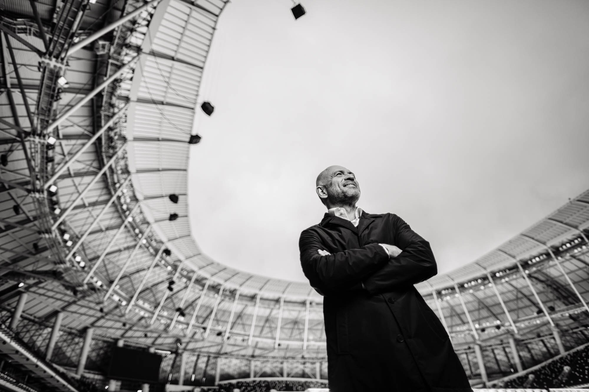 Художественный черно-белый мужской портрет. Глубокий эмоциональный кадр от студийного фотографа в Москве.