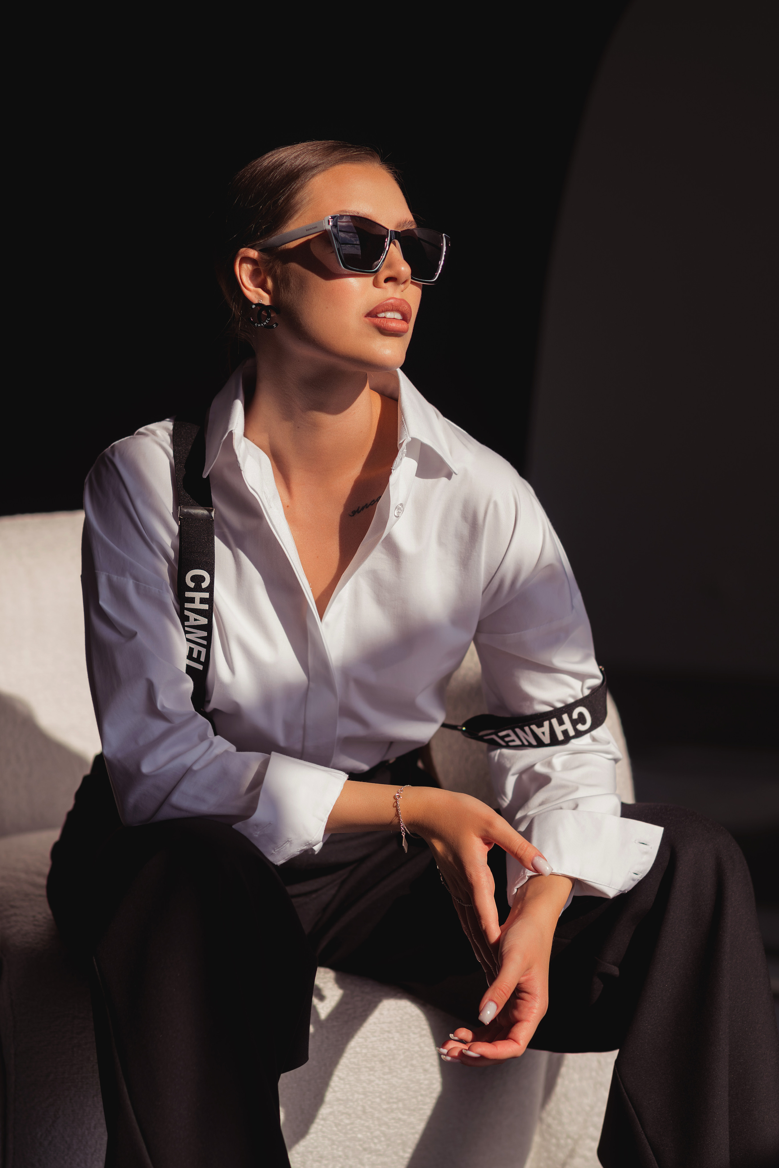 фотограф Волгоград Москва Питер Валентина Ермилова, красивые кадры, женские истории, девушка в рубашке и подтяжках