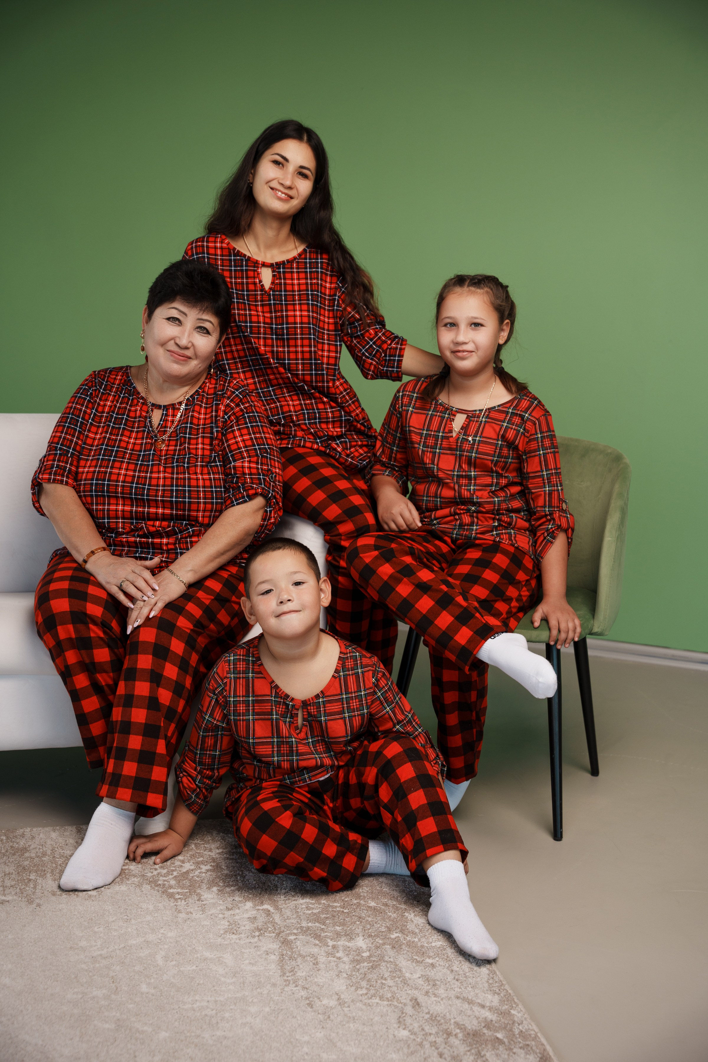 Семейная сьемка в студии с близкими. Ольга Плаксина фотограф в Саратове