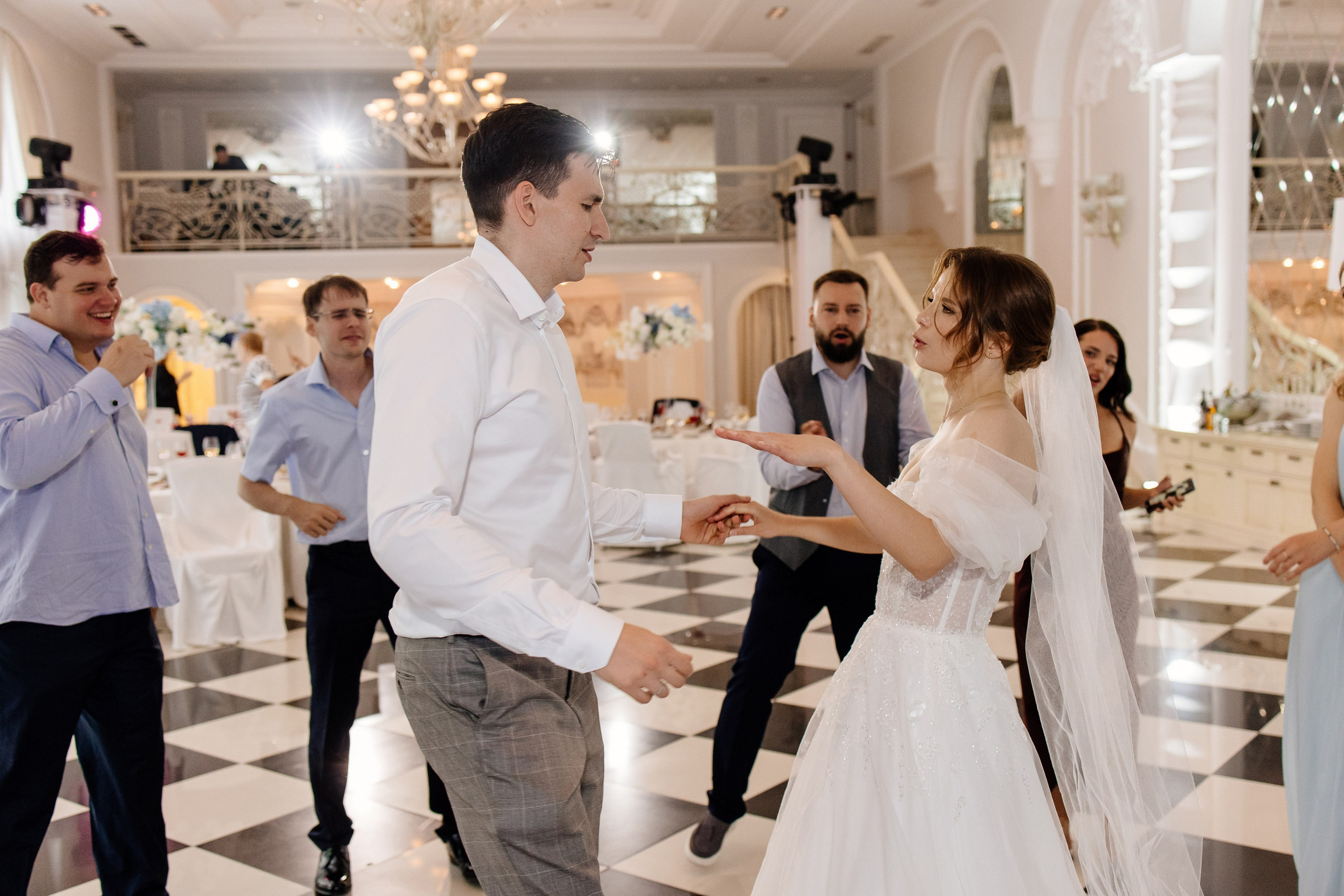 Свадебное утро в Hyatt Regency Хаятт Редженси, свадебная прогулка на Арме и банкет в О’Шалей. Свадебный и семейный фотограф Екатерина Иванова