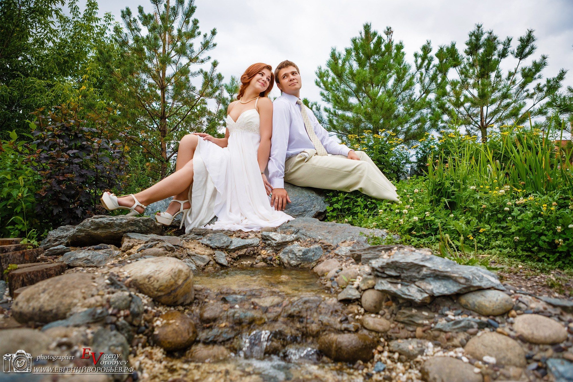 свадебная фотосессия свадебный фотограф Красноярск цена заказать забронировать фотосъёмка Сады Мечты идея место пример фото позы образ для свадебной фотопрогулки ведущий на свадьбу тамада визажист макияж прическа невесты свадебное платье костюм жениха стилист  