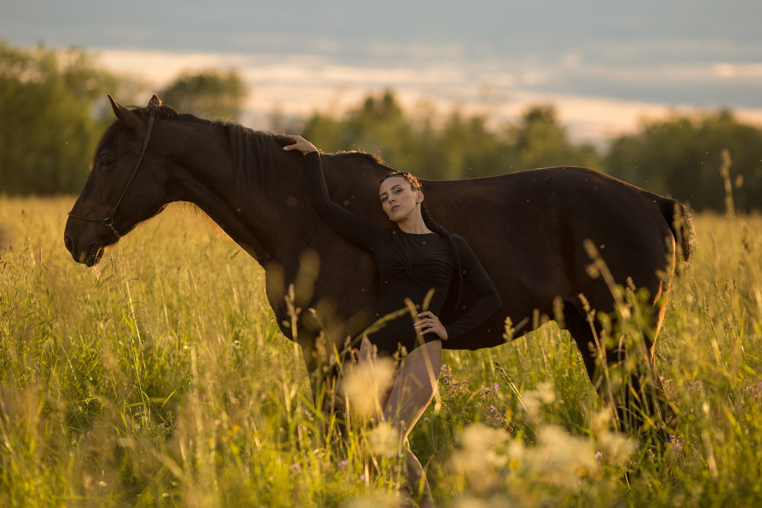 Фотосессия с лошадью в купальнике в поле