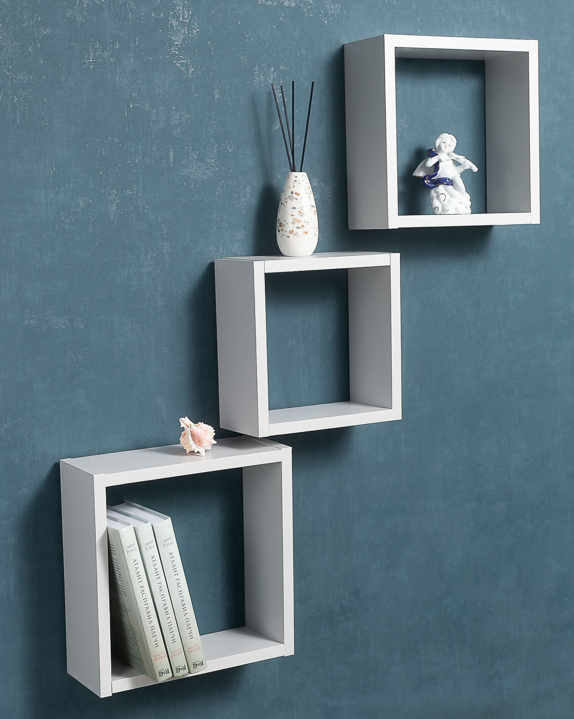 квадратная белая полка на стене