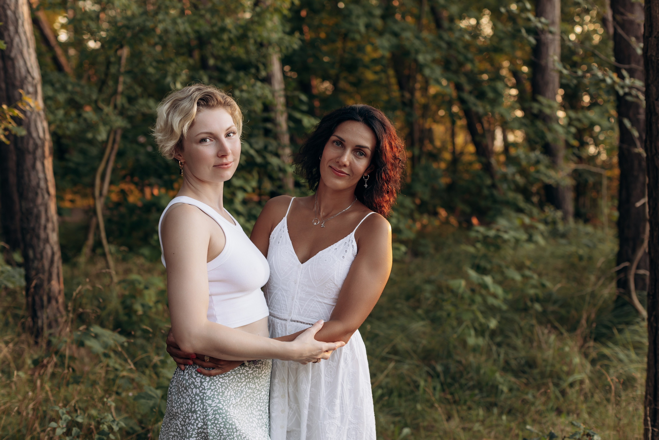 Подруги Пионеский Сосновый бор закат. Фотограф в Калининграде свадебная фотография, репортажная, фотосессии