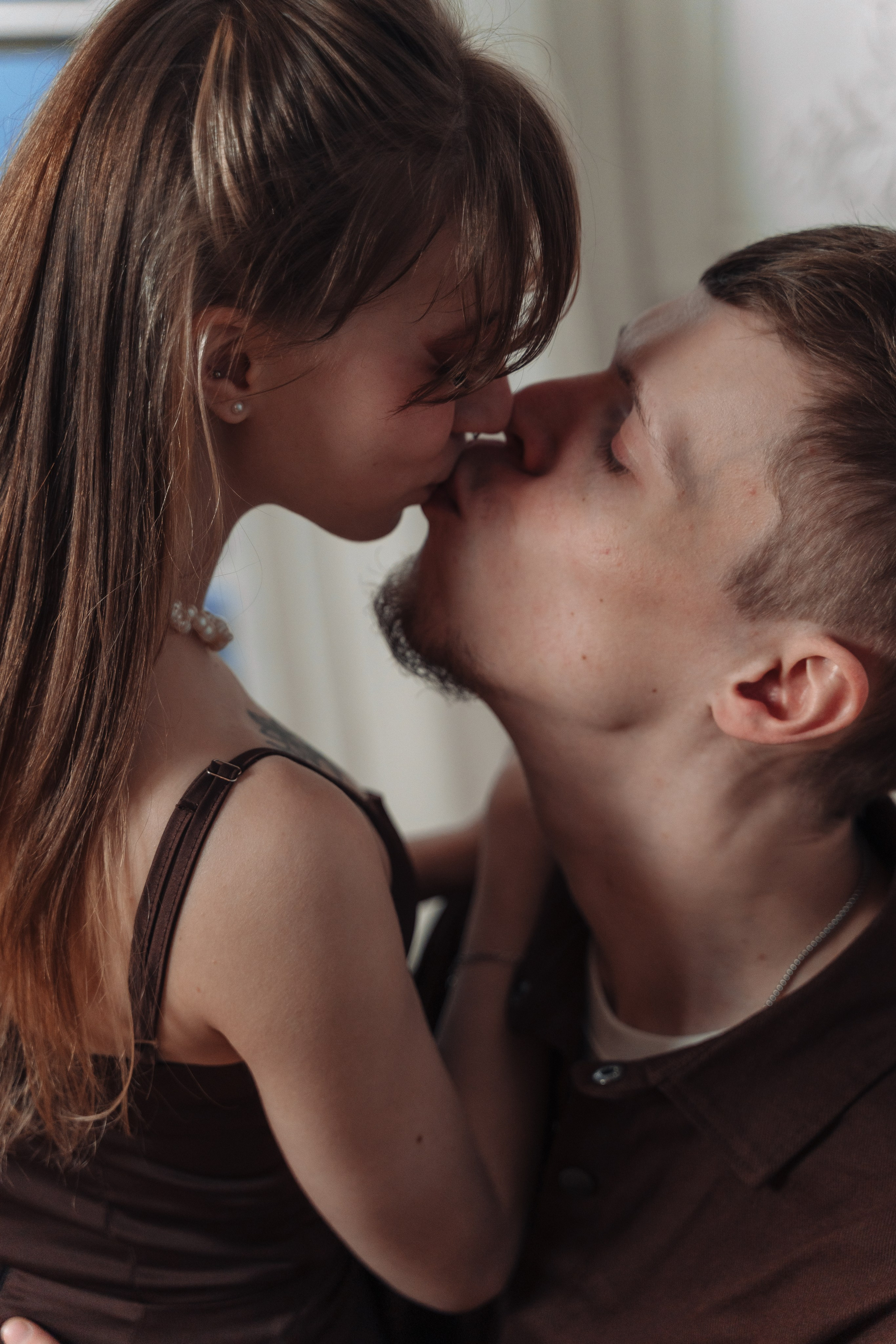 Зимняя фотосессия лавстори с предложением руки и сердца в фотостудии