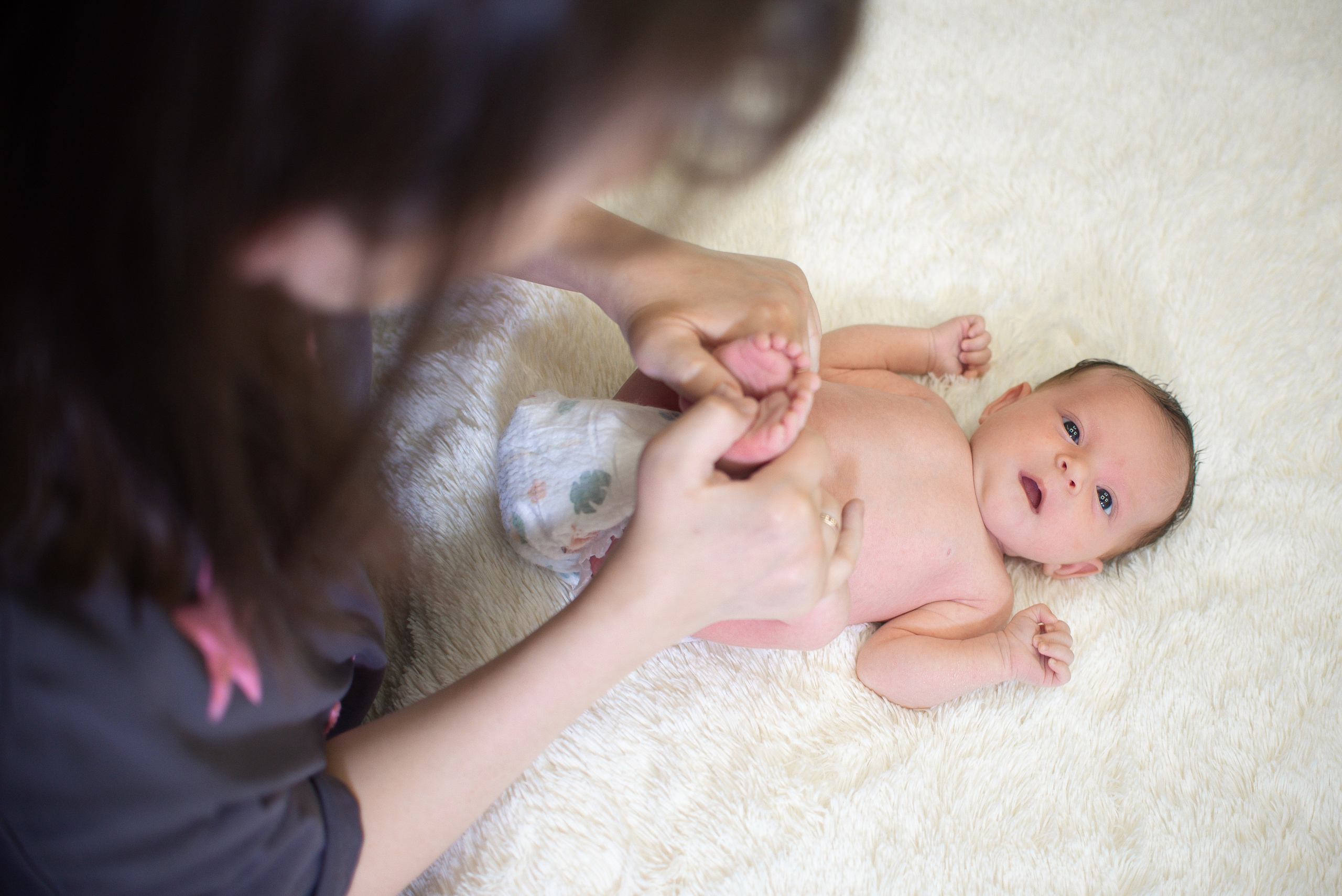 Крошка Манэ дома с родителями. Семейный фотограф на выписку из роддома и крещение Минск Настя Гришук