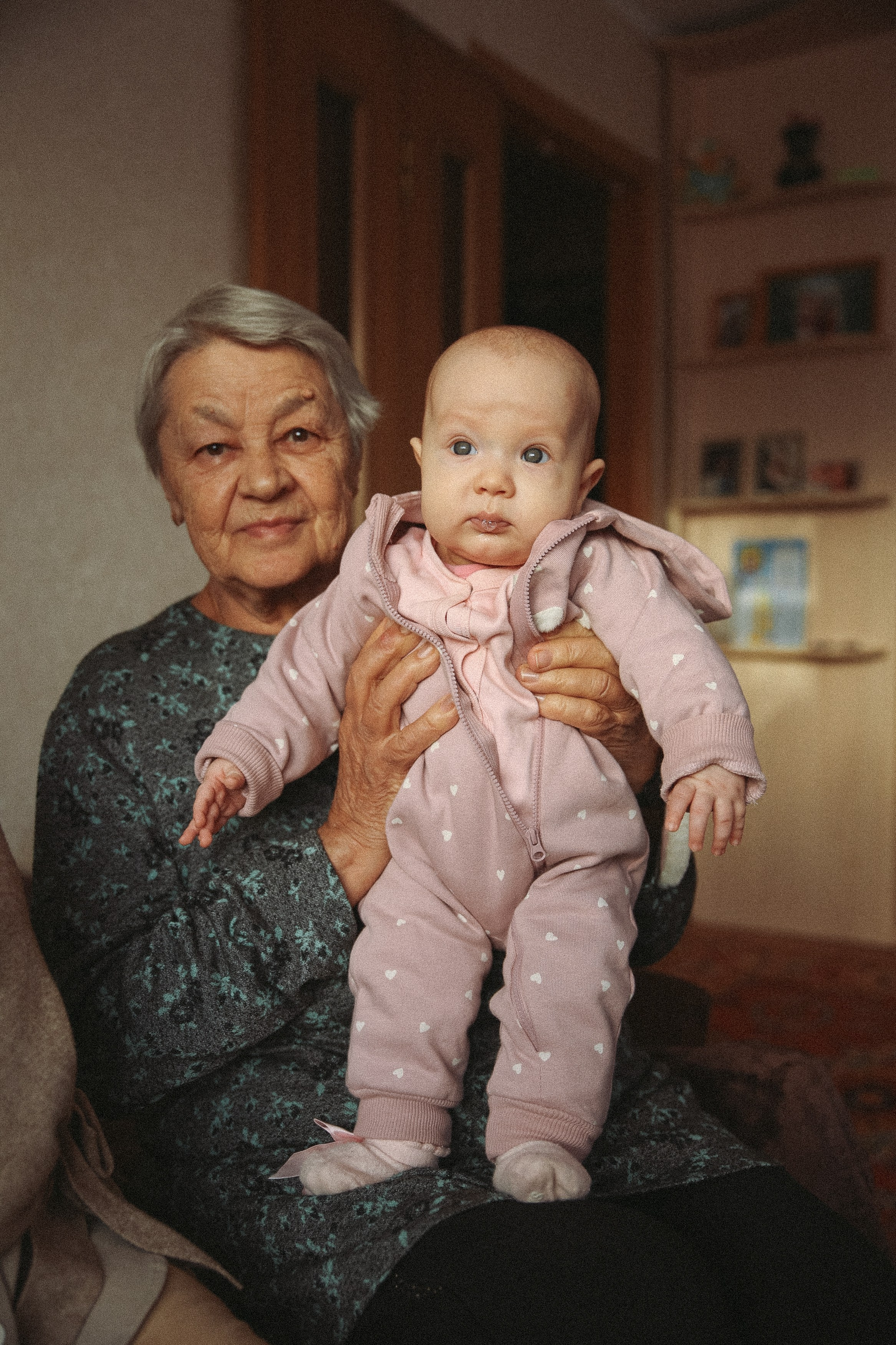 Семейная фотосессия домашняя фотосессия бабушка в гостях у бабушки. Фотограф Владимир Москва