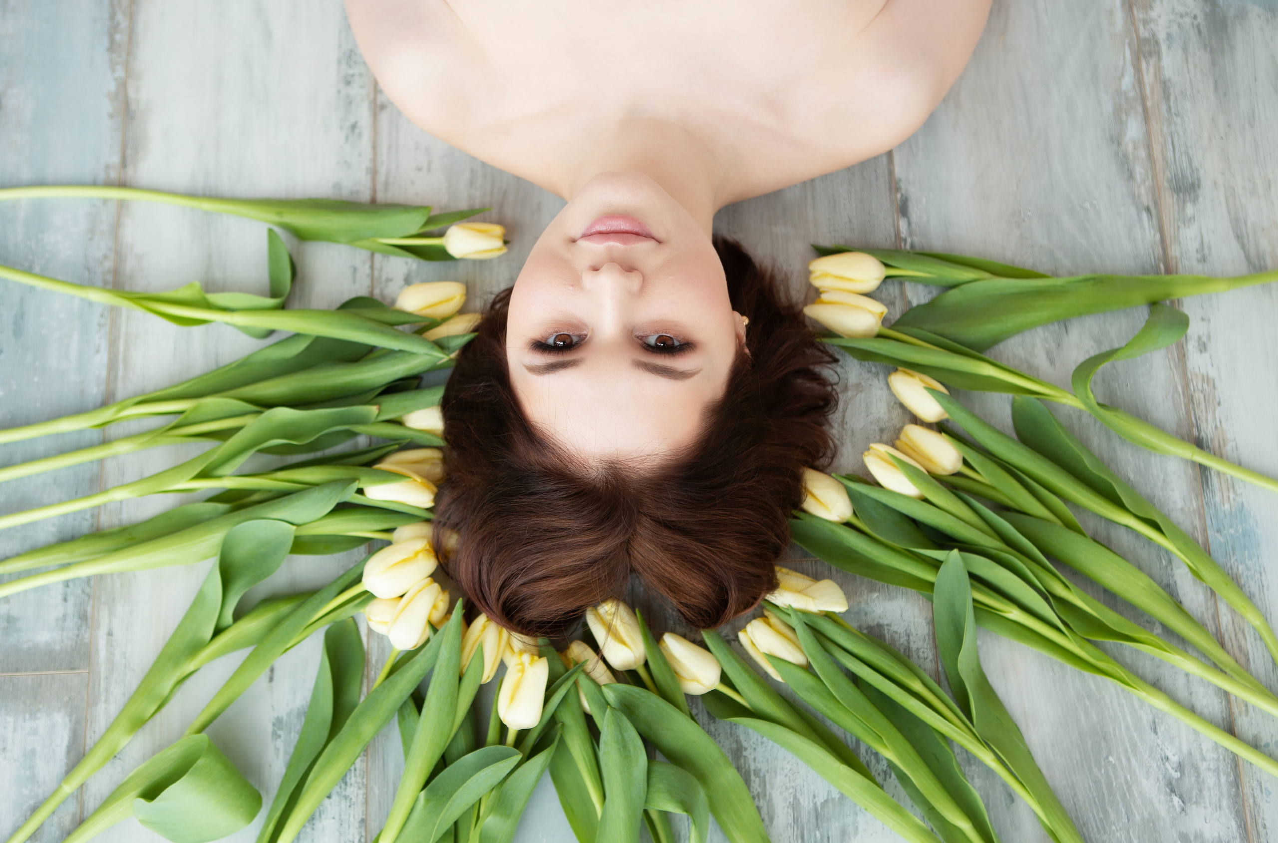 Анжелика и тюльпаны. Бигильдина Роза фотограф в Челябинске. Выпускные альбомы
