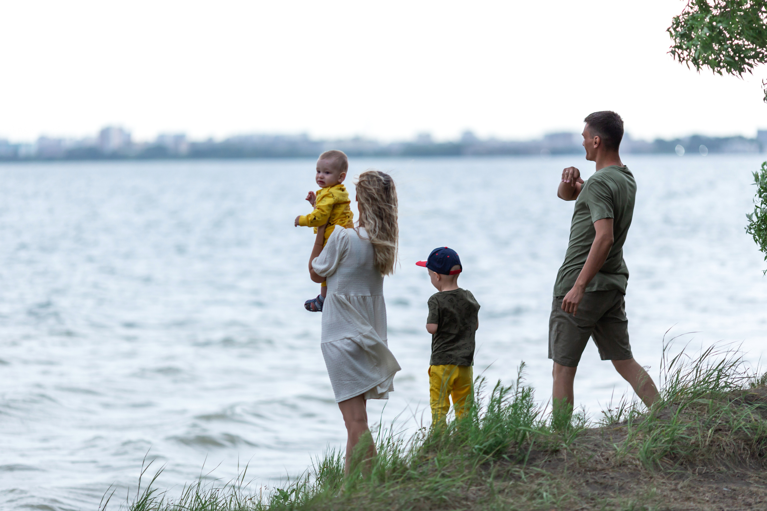 Прогулочная фотосессия красивой семьи на озере. Бигильдина Роза фотограф в Челябинске. Выпускные альбомы