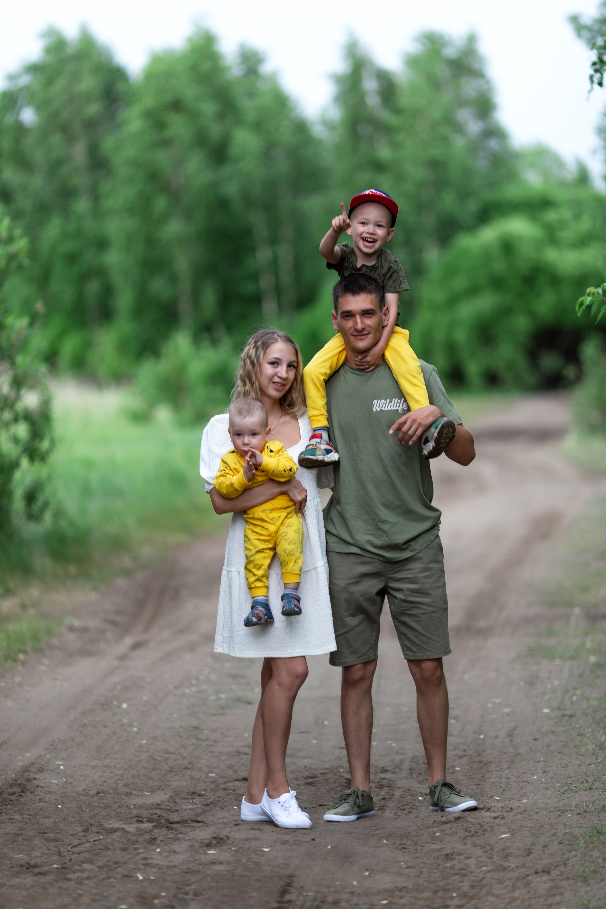 Прогулочная фотосессия красивой семьи на озере. Бигильдина Роза фотограф в Челябинске. Выпускные альбомы