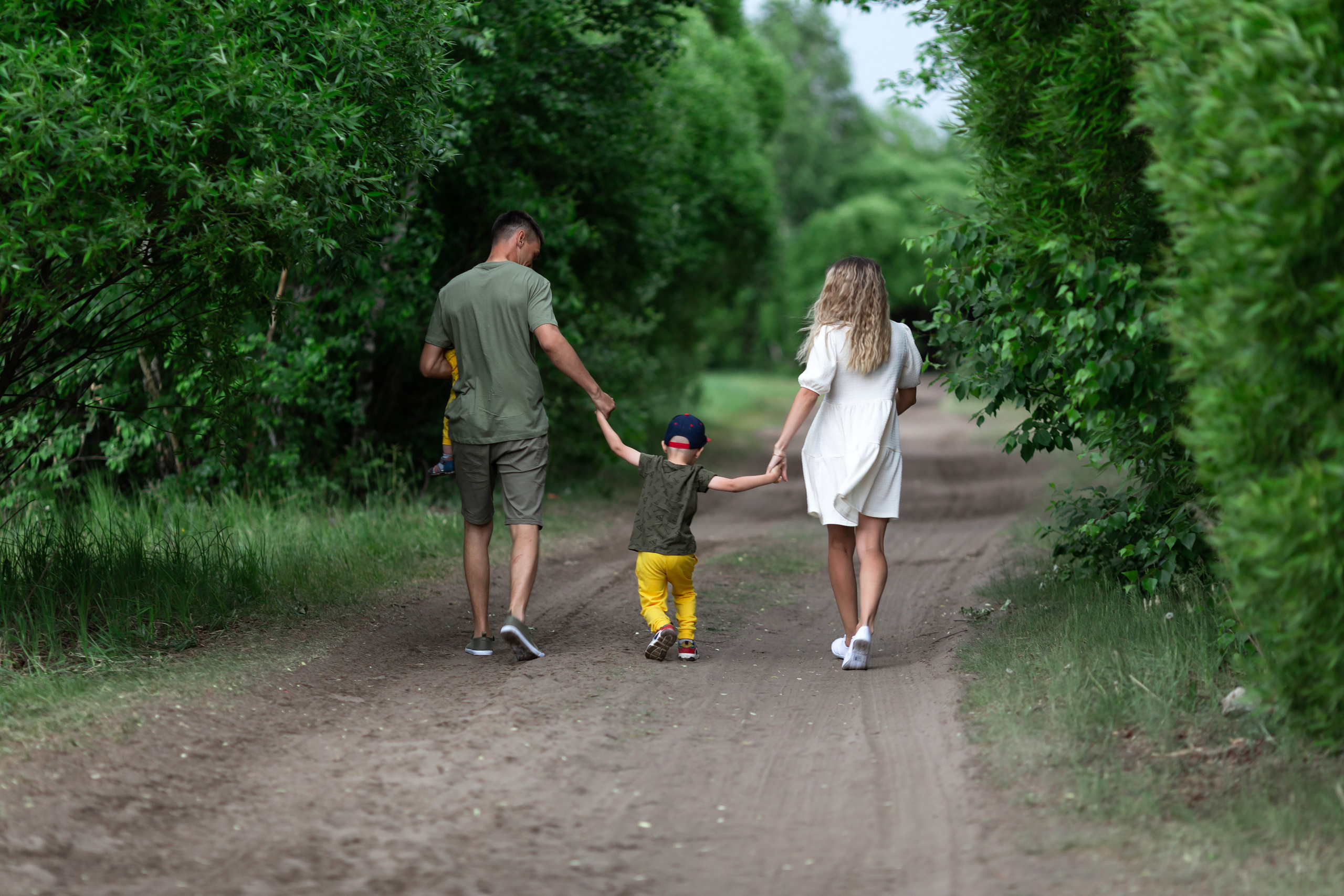 Прогулочная фотосессия красивой семьи на озере. Бигильдина Роза фотограф в Челябинске. Выпускные альбомы