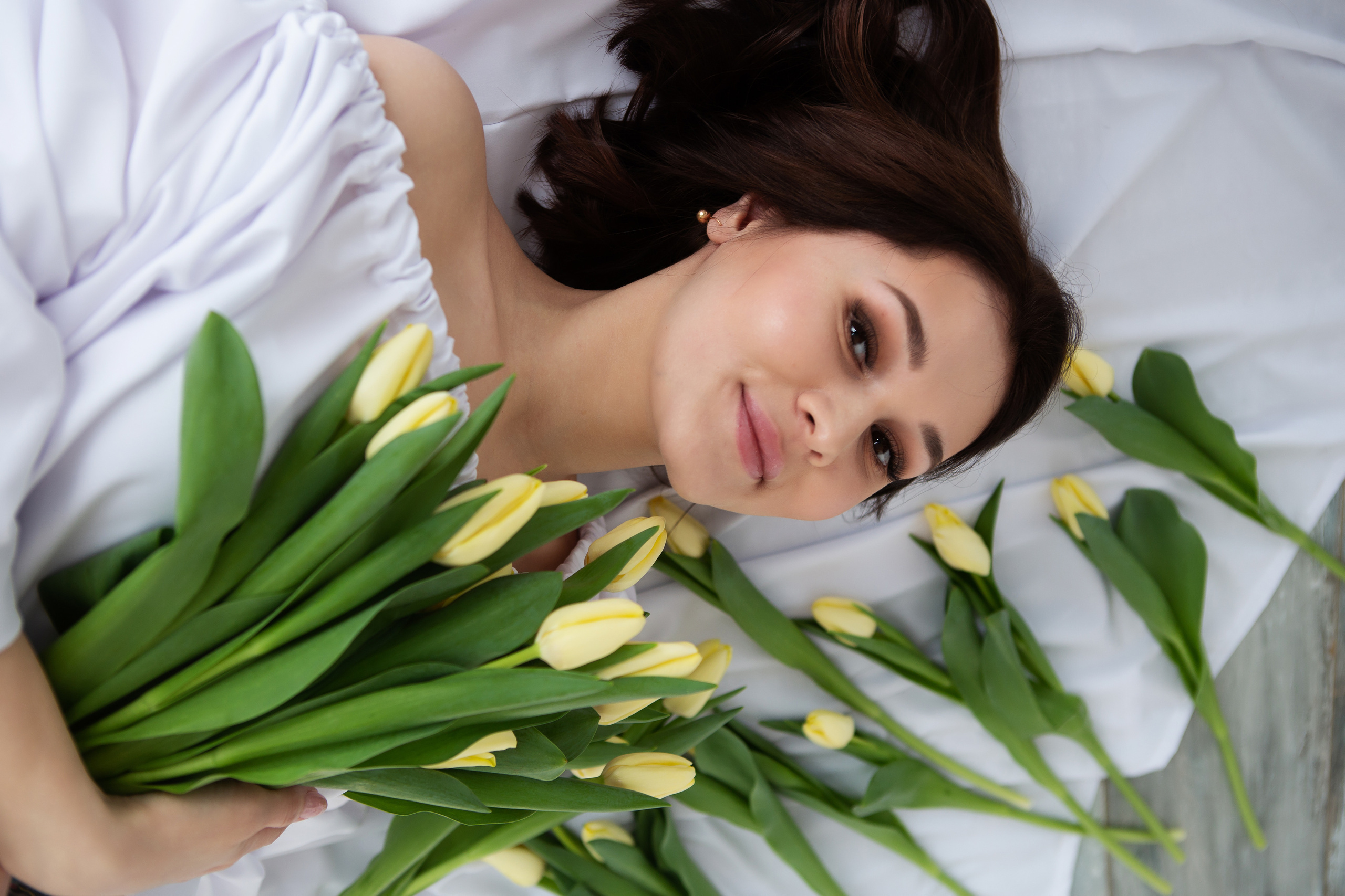 Анжелика и тюльпаны. Бигильдина Роза фотограф в Челябинске. Выпускные альбомы