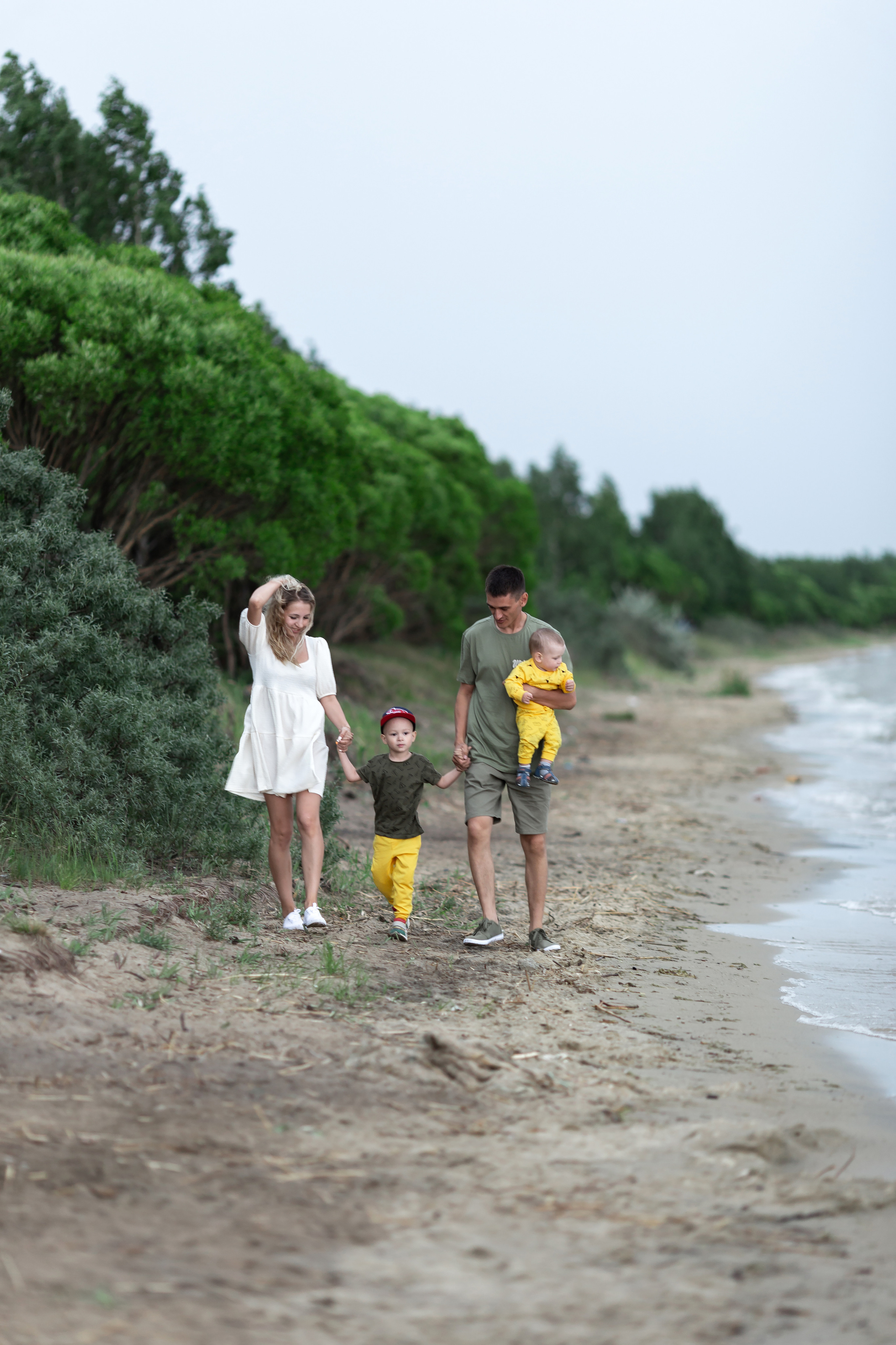 Прогулочная фотосессия красивой семьи на озере. Бигильдина Роза фотограф в Челябинске. Выпускные альбомы