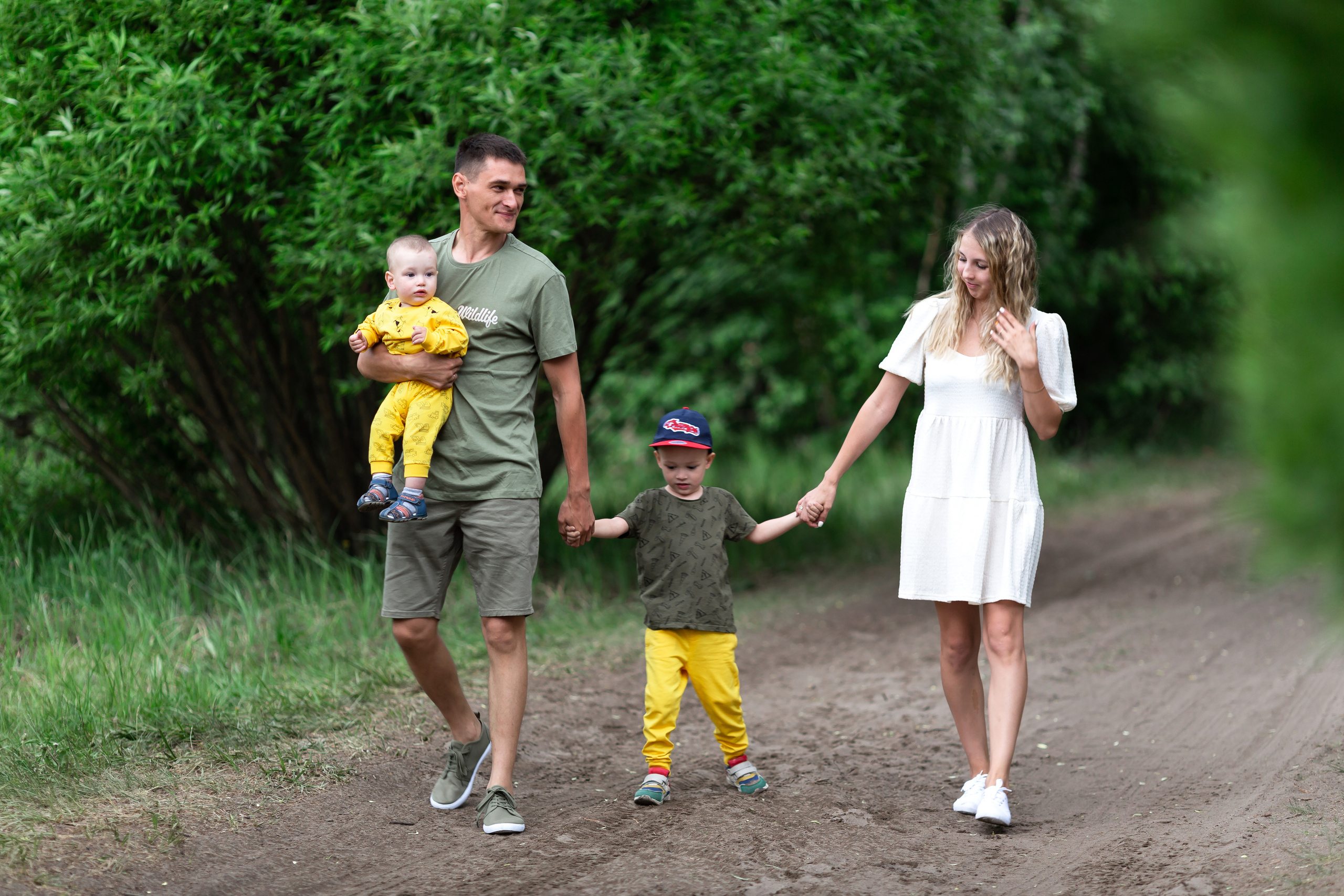 Прогулочная фотосессия красивой семьи на озере. Бигильдина Роза фотограф в Челябинске. Выпускные альбомы