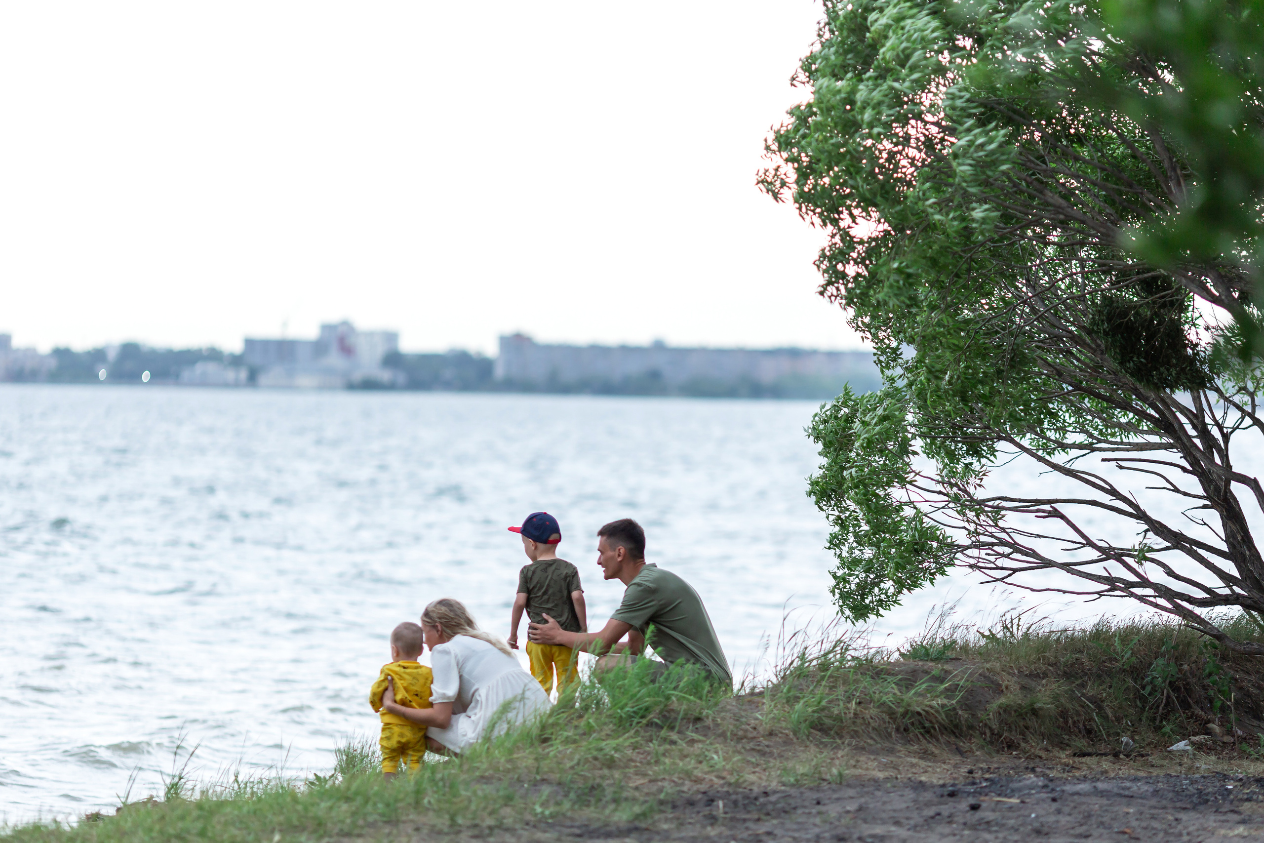 Прогулочная фотосессия красивой семьи на озере. Бигильдина Роза фотограф в Челябинске. Выпускные альбомы