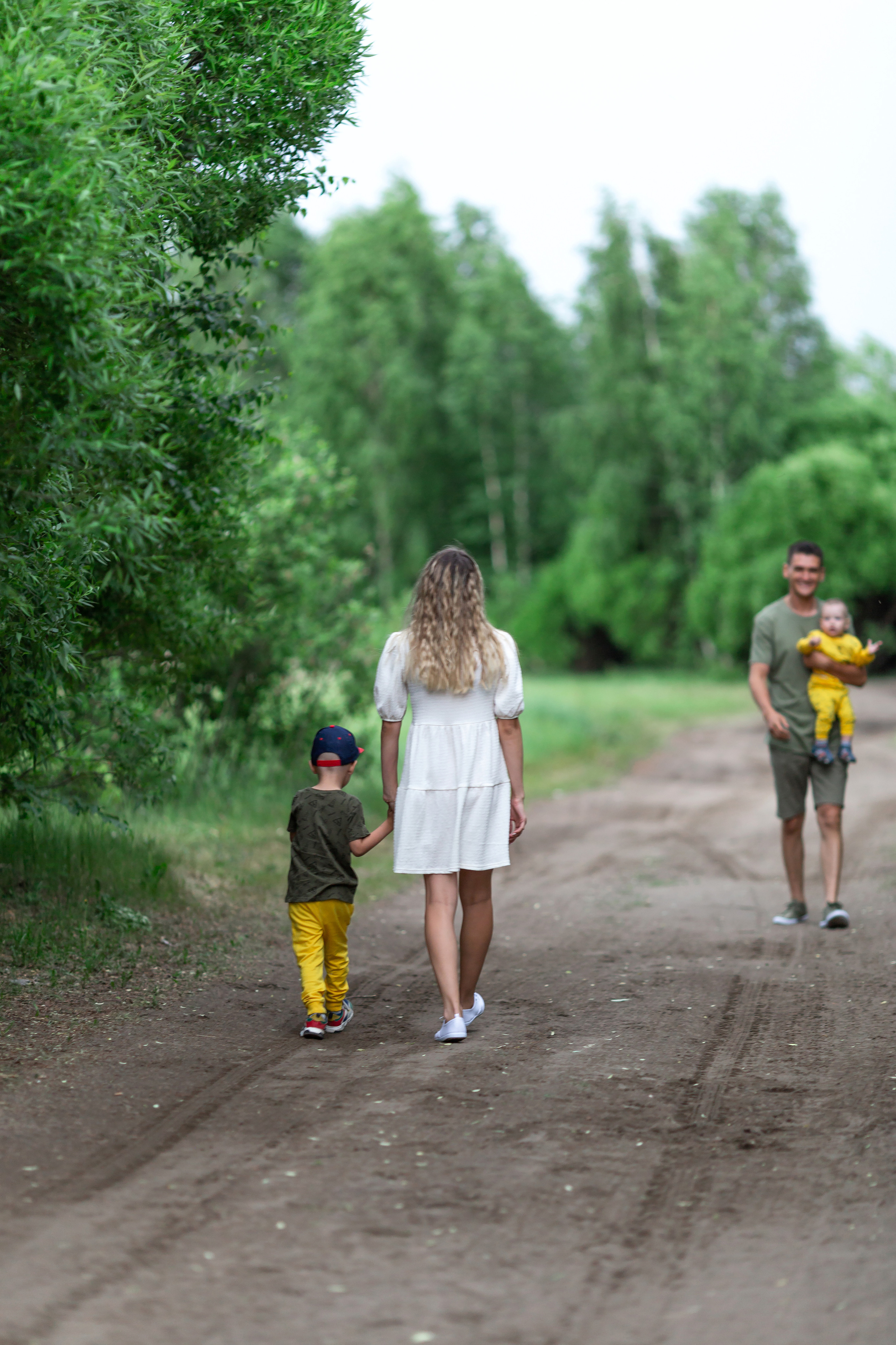 Прогулочная фотосессия красивой семьи на озере. Бигильдина Роза фотограф в Челябинске. Выпускные альбомы