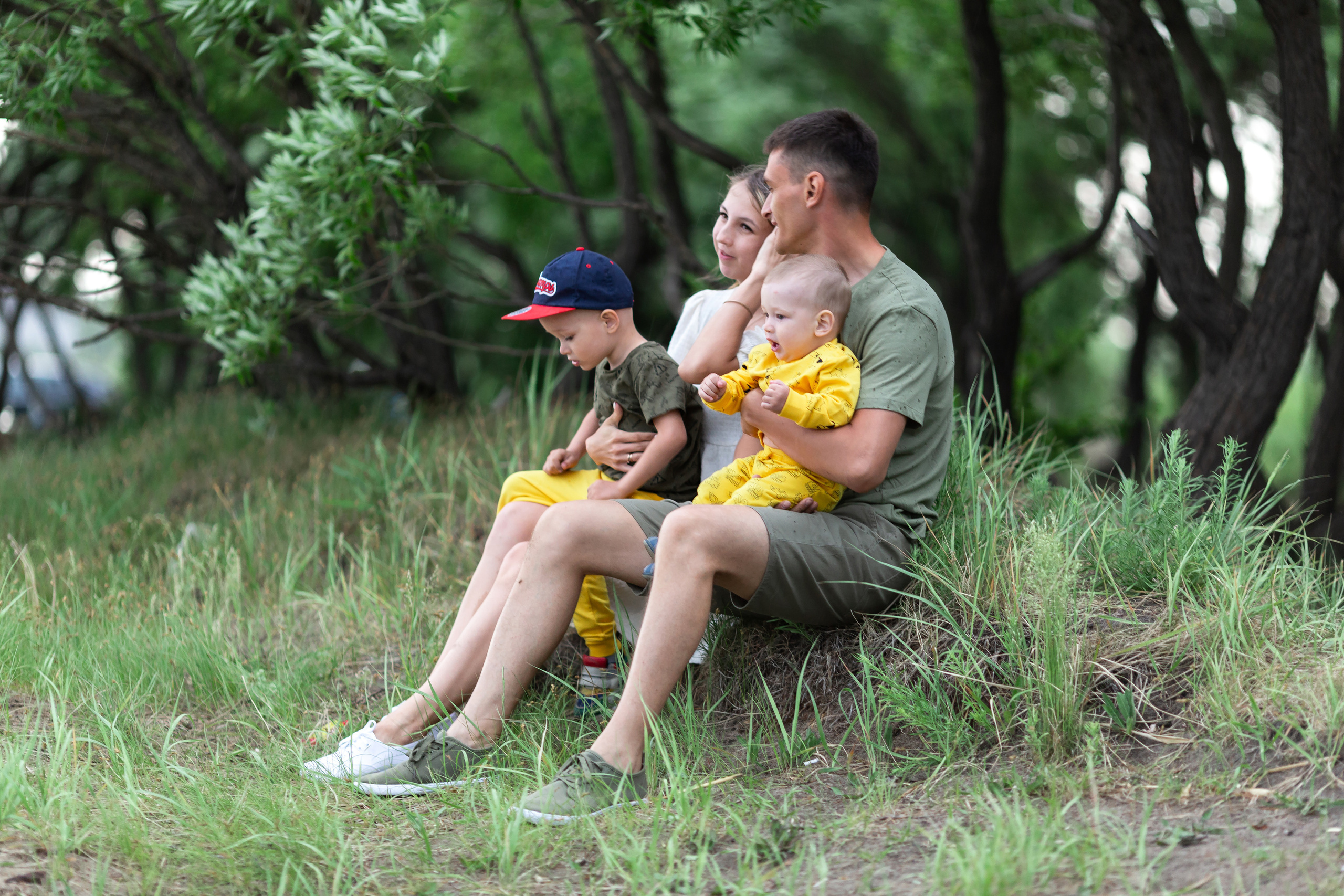 Прогулочная фотосессия красивой семьи на озере. Бигильдина Роза фотограф в Челябинске. Выпускные альбомы