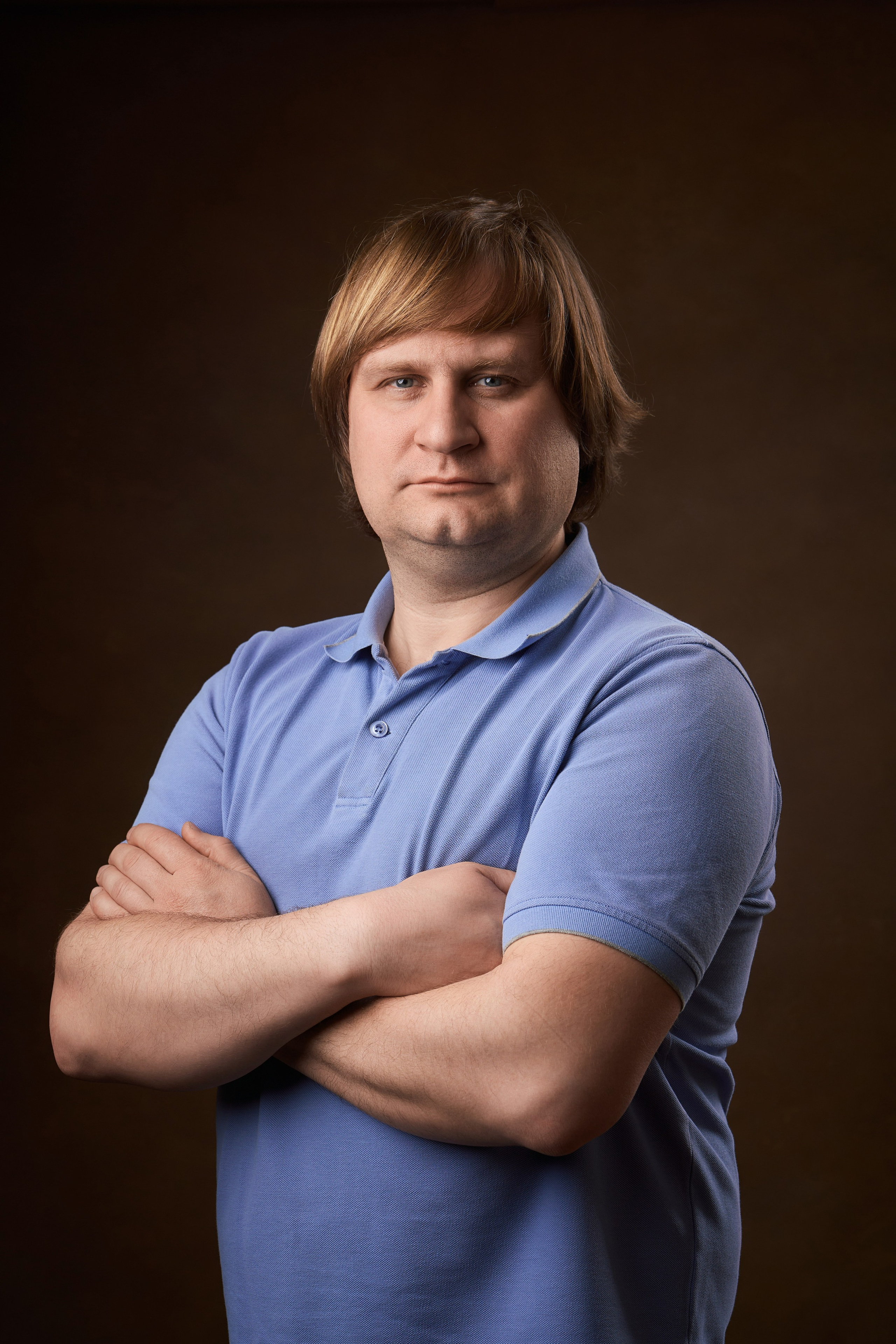 портрет мужчины в студии