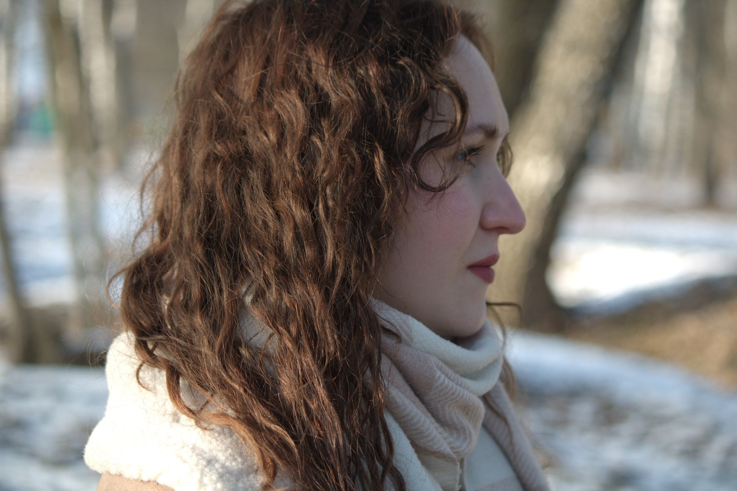 женский портрет крупным планом в профиль,  уличная съёмка