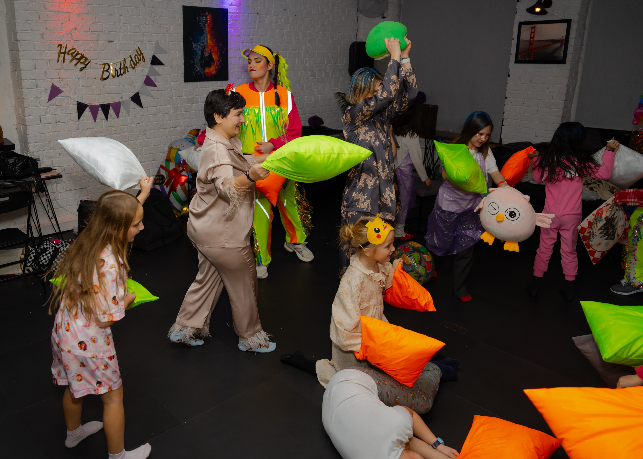 Битва подушками. Крамер Юлиана детский и семейный фотограф