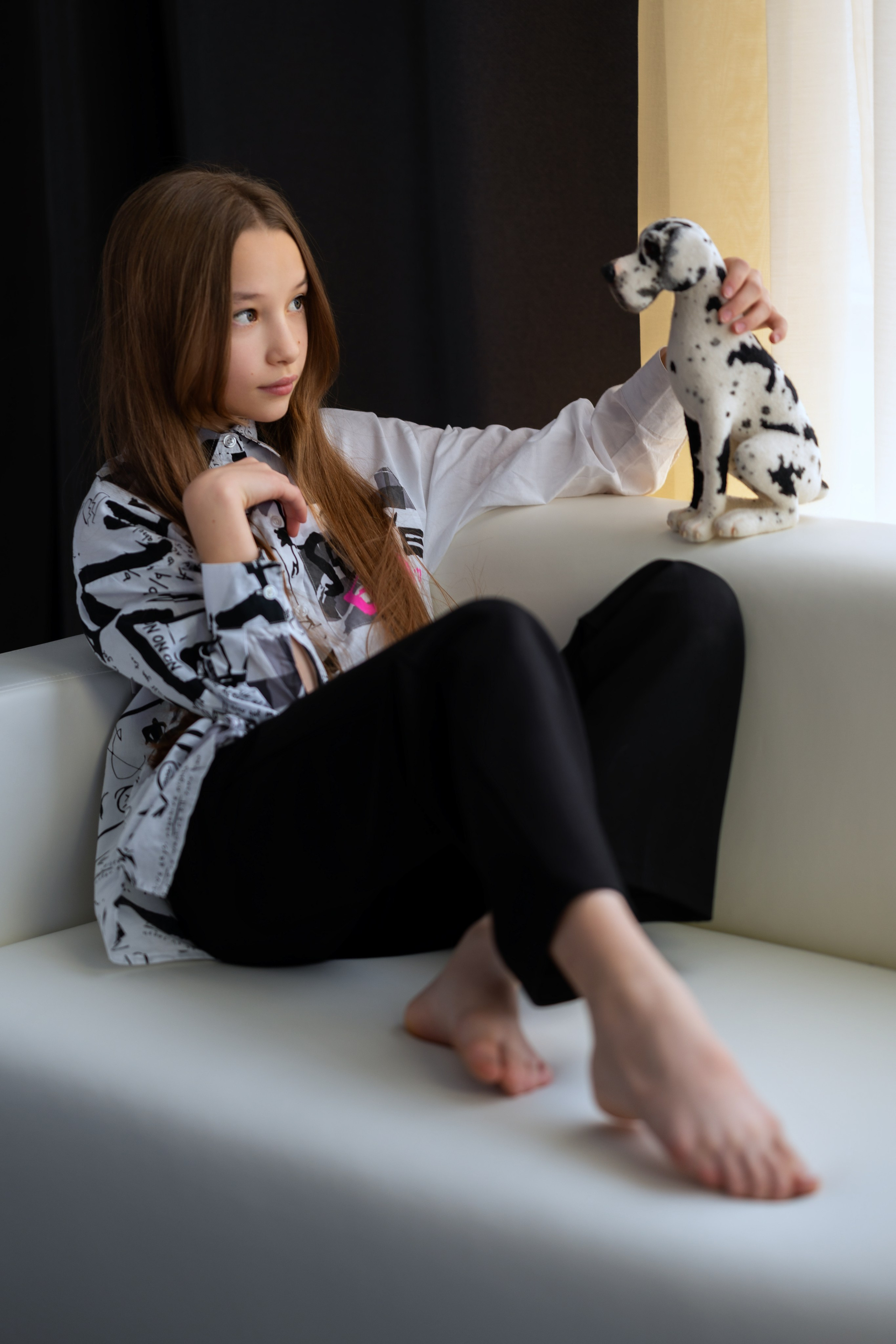 Подростковая съёмка с собакой, цветком, лампой