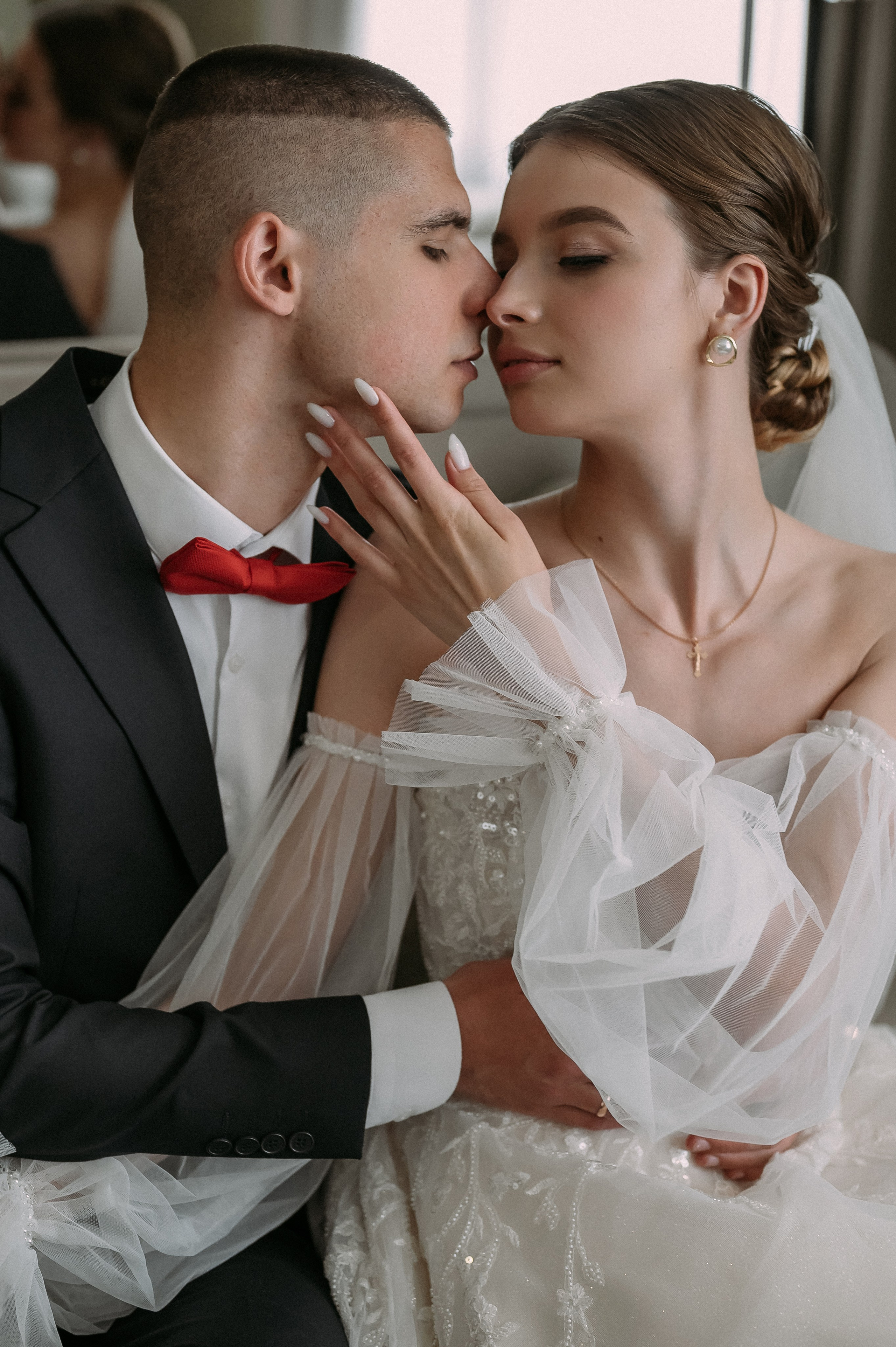 Свадебное утро и прогулка красивой яркой пары. Свадебный и семейный фотограф в Симферополе Дарья Маркова