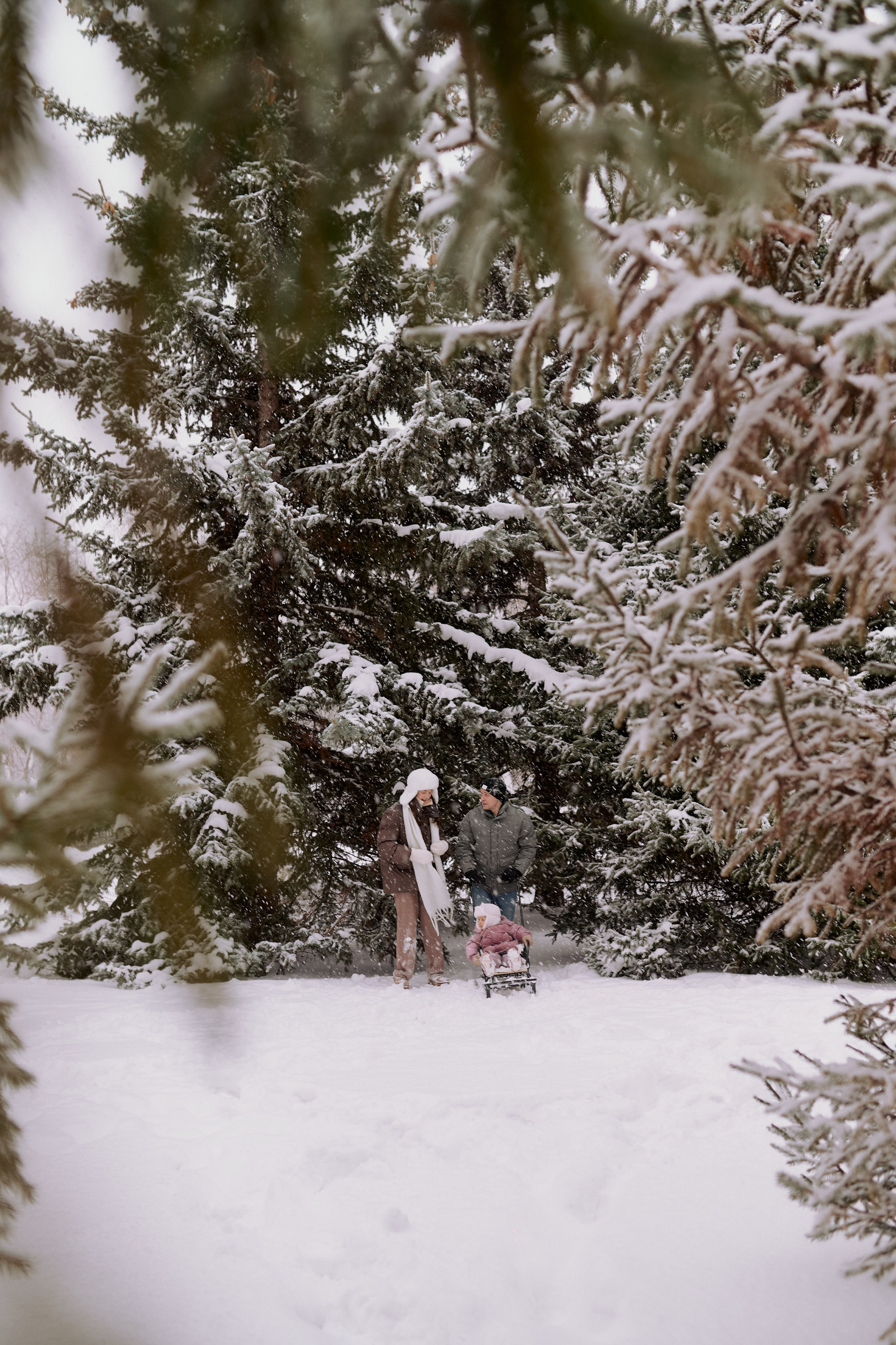 Андрей, Леся и Василиса в снежном парке. Семейный и свадебный lifestyle-фотограф в Москве Мария Петрова