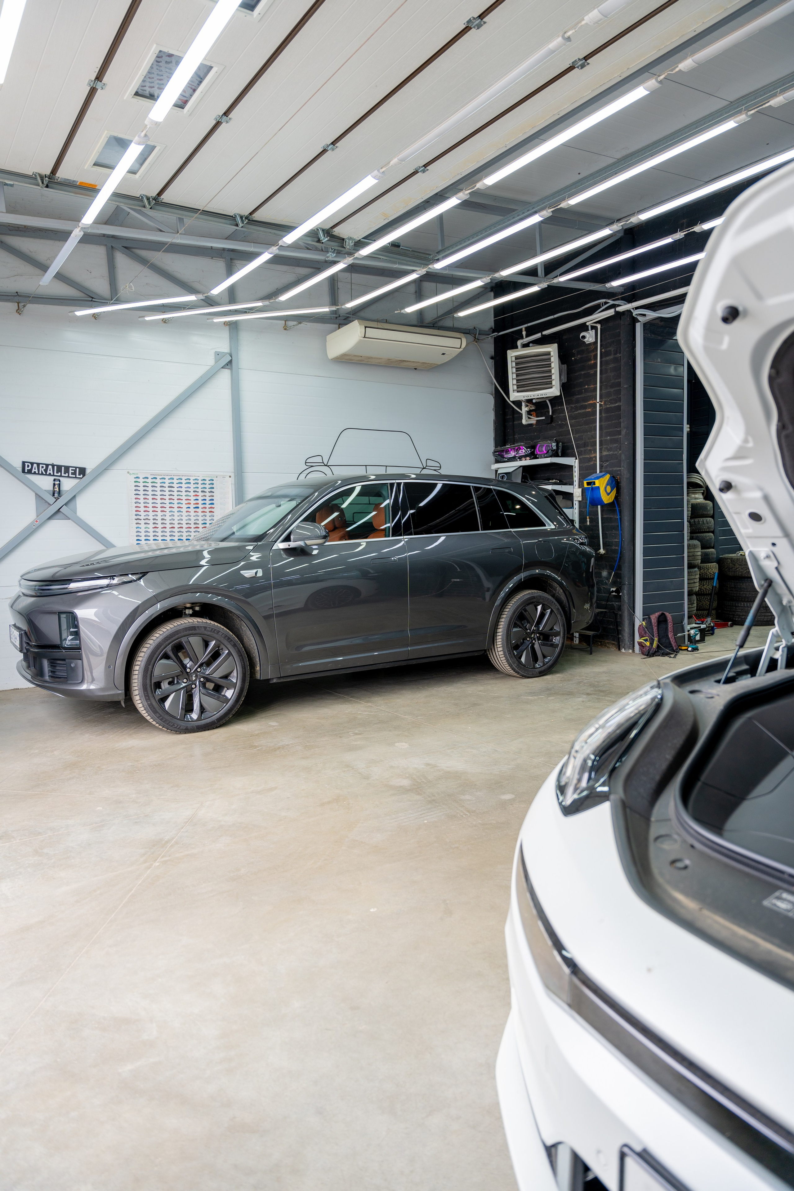 Интерьерная фотосъемка автосалона Elrus в Краснодаре. Zeekr, LiXiang Профессиональная фотосъемка интерьера премиум-автосалона в Краснодаре. Шедевры для Вас! Фотограф и Видеограф в Краснодаре Пахиев Руслан