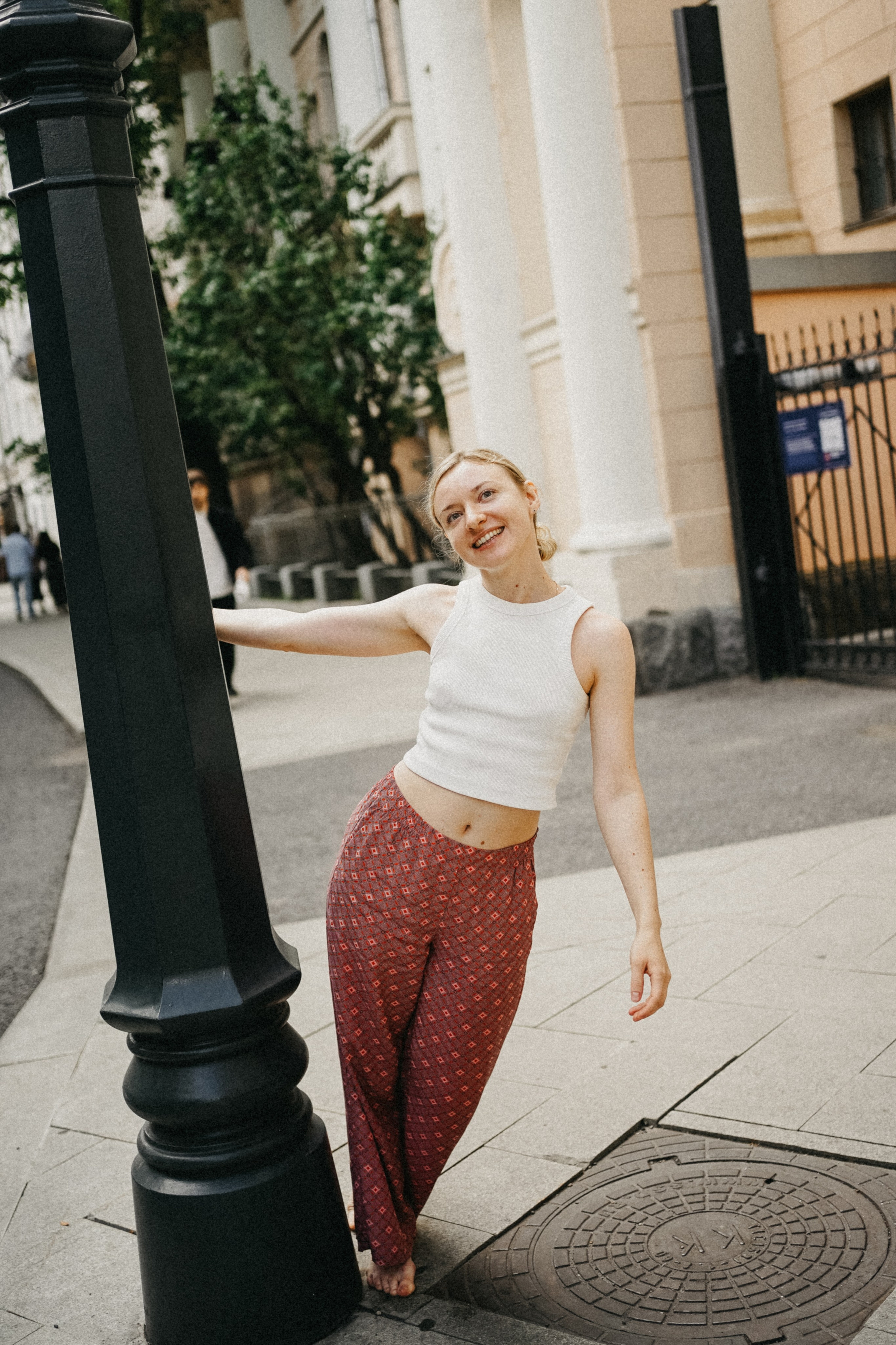 Девушка по городу шагает босиком. Фотограф Наталья Колганова