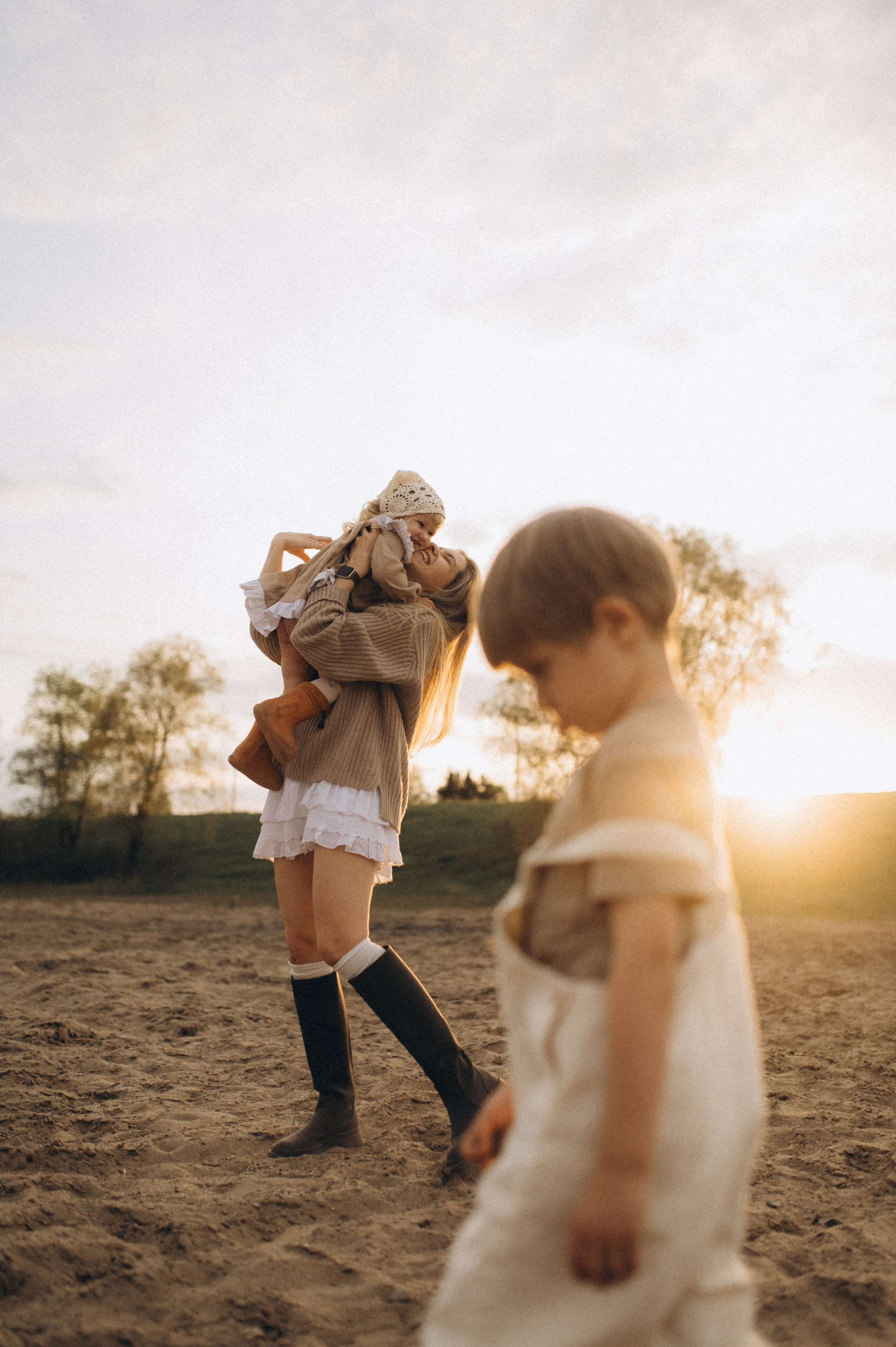 ЗАКАТ, КОМАРЫ И НЕПРОМОКАЕМЫЕ САПОГИ. Семейный фотограф в Новосибирске Женя Индрикова