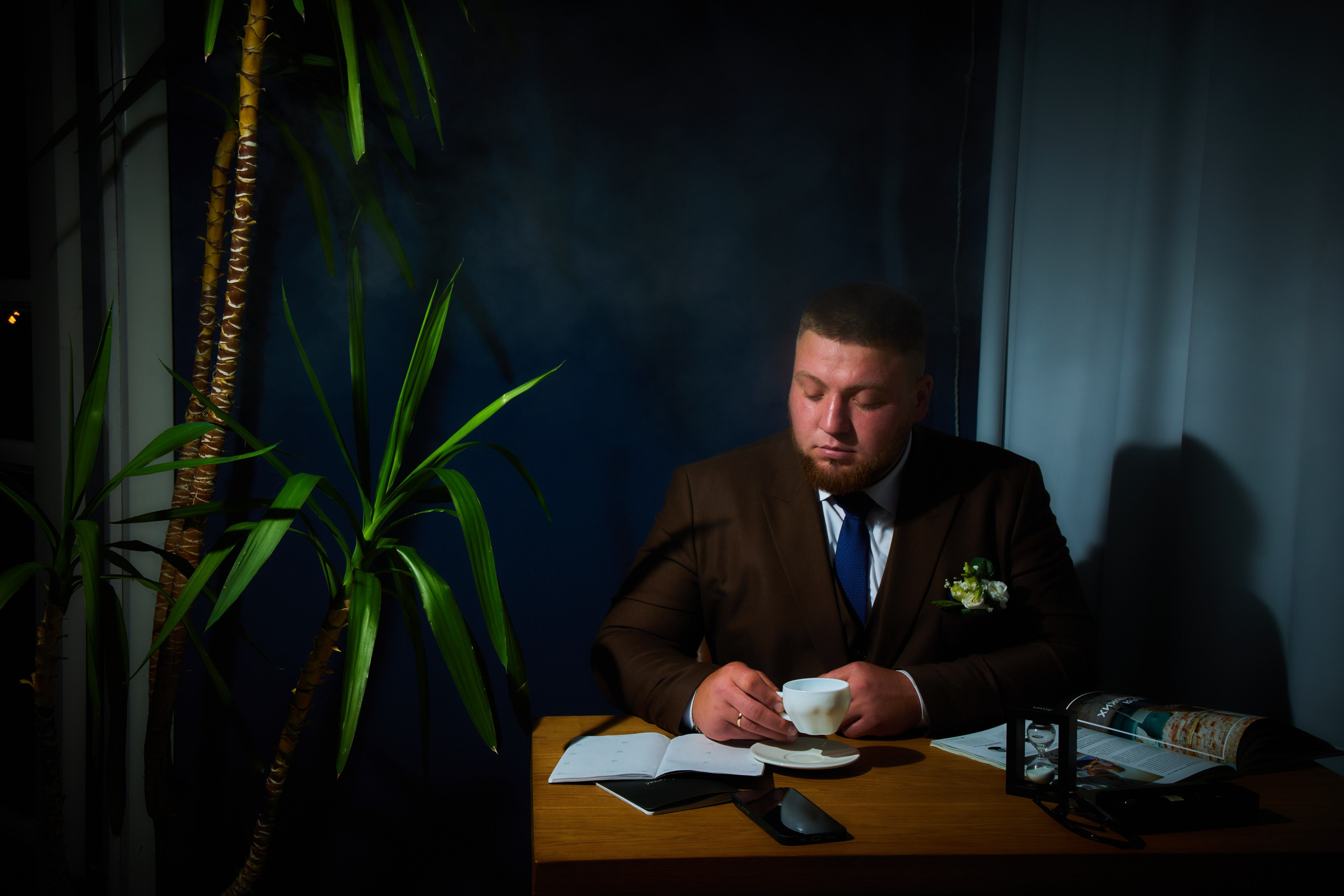 жених сидит как директор