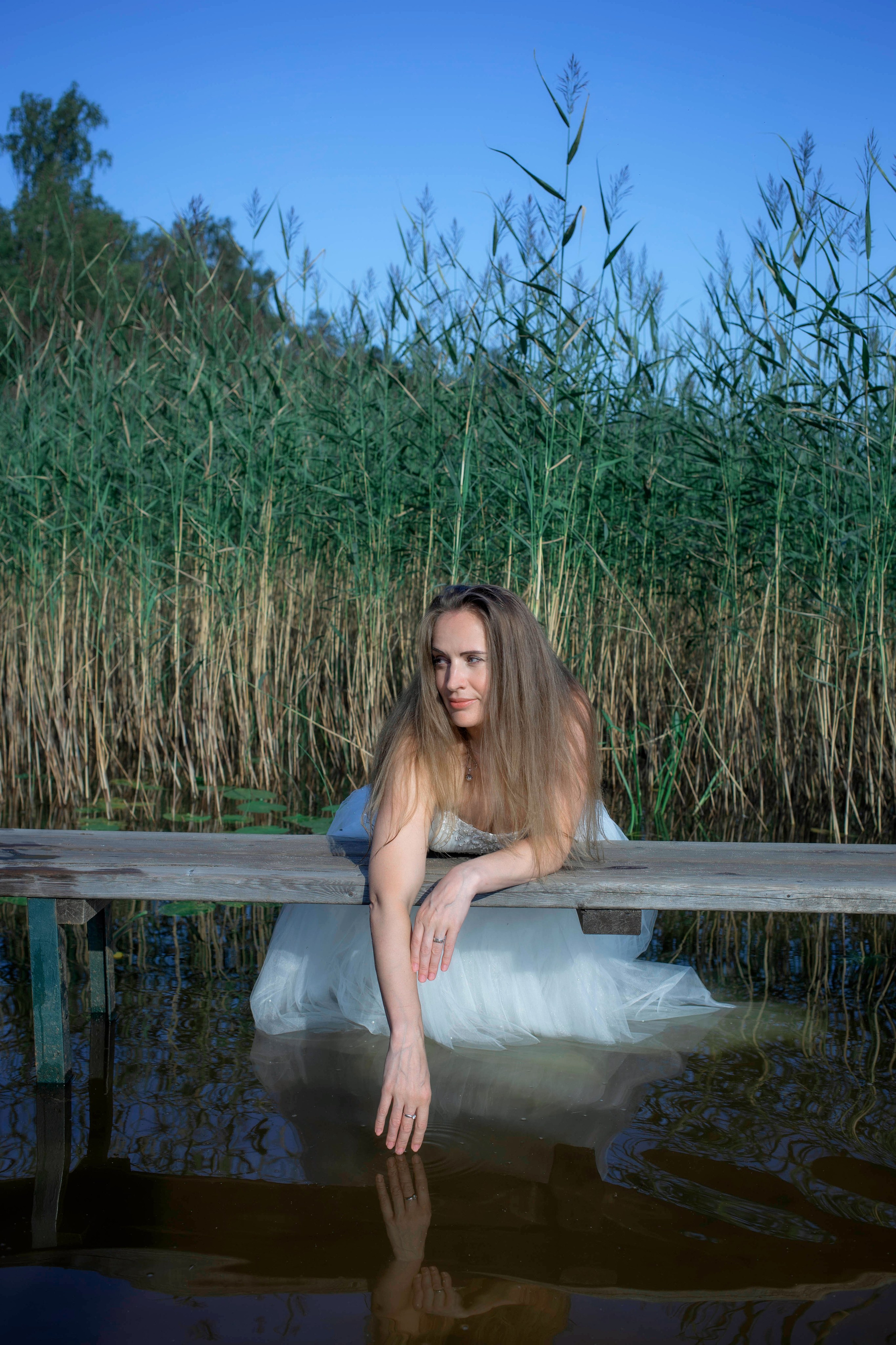 Вторая жизнь свадебного платья: фотосессия на озере под Санкт-Петербургом. Портретные фотосессии, контент-съемки, репортаж