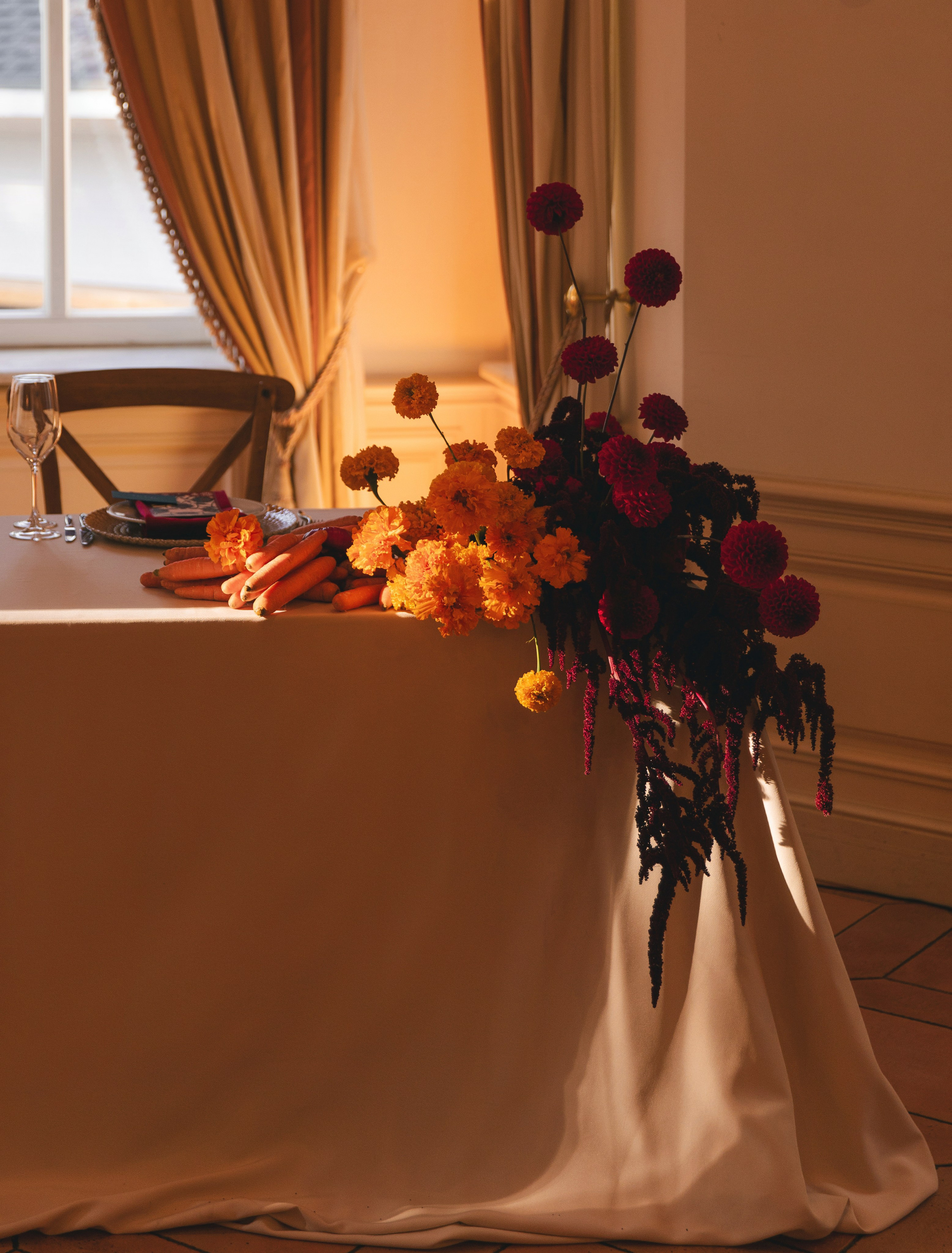 В ЛУЧАХ ЗАКАТА НА БЕРЕГУ МОРСКОМ