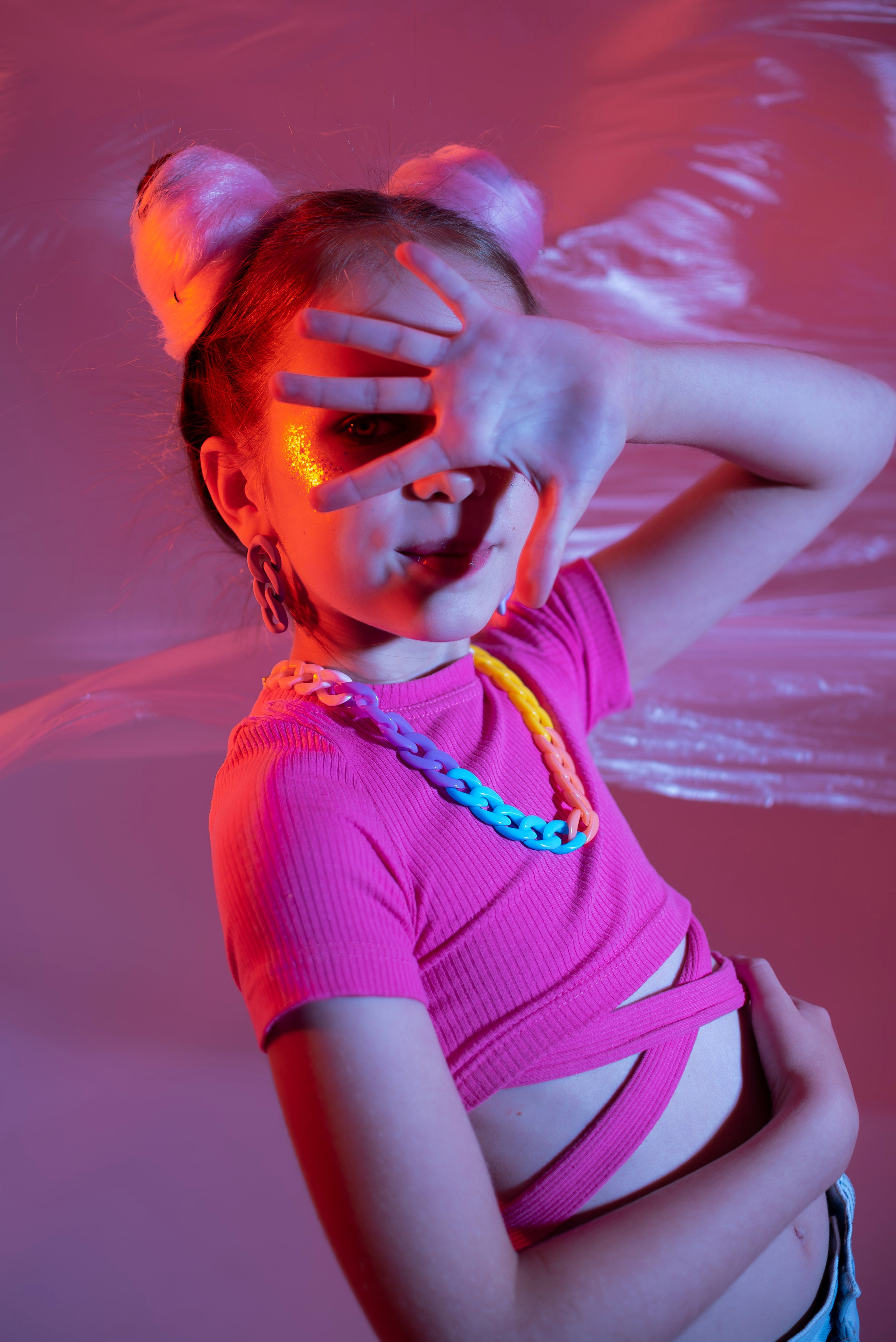 детский макияж на фотосессию, прическа в стиле киберпанк